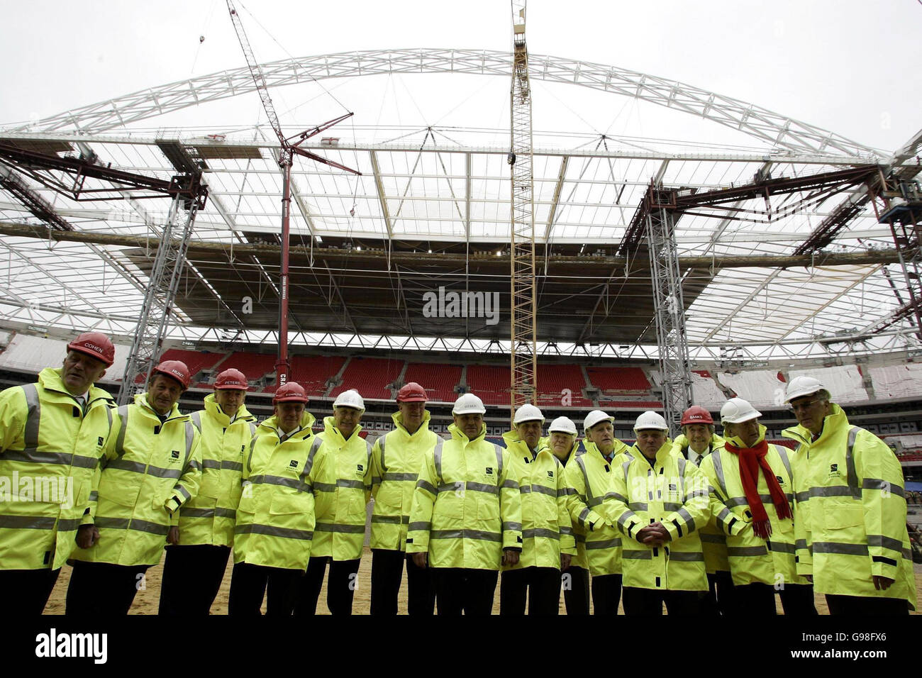 Mitglieder der englischen und deutschen Fußballmannschaft der WM 1966 treffen sich im Wembley-Stadion, 21. März 2006. (L-R) George Cohen, Roger Hunt, Martin Peters, Bobby Charlton, Willi Schultz, Jack Charlton, Wolfgang Weber, Siegfried Held, Helmut Haller, Hans Tilkowski, Uwe Seeler, Gordon Banks, Karl-Heinz Schnellinger, Franz Beckenbauer. Die Veranstaltung wurde anlässlich des 40. Jahrestages der größten Errungenschaft des englischen Fußballs beim Gewinn der Weltmeisterschaft 1966 veranstaltet, da die Vorfreude vor der Fußball-Weltmeisterschaft in Deutschland in diesem Sommer wächst. Siehe PA Geschichte SPORT England. DRÜCKEN Sie VERBANDSFOTO. Foto Stockfoto