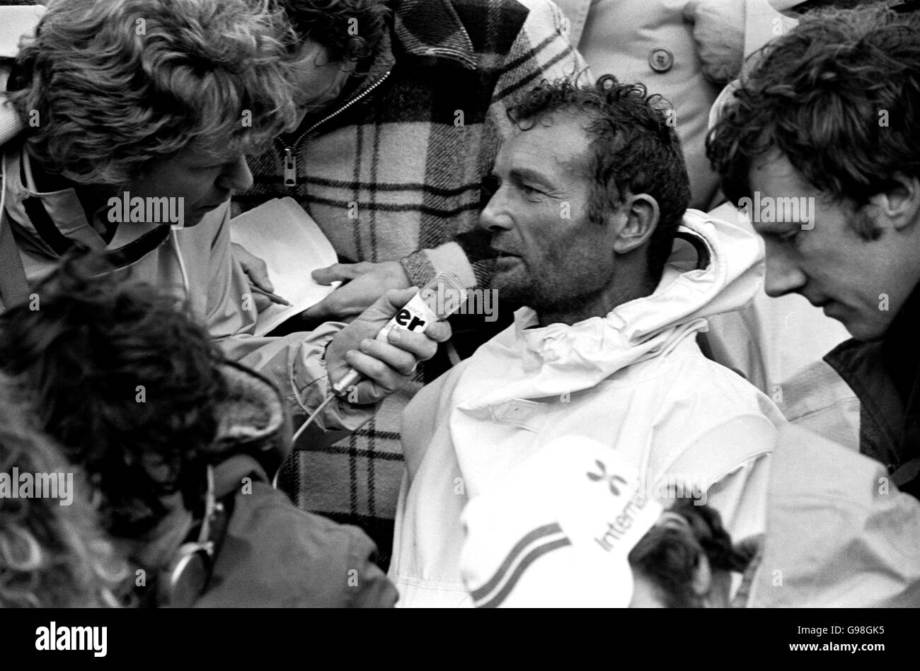 AJAXNETPHOTO. 23. MÄRZ 1978. GOSPORT, ENGLAND - WHITBREAD ROUND THE WORLD RACE 1978 - PEN DUICK VI SKIPPER ERIC TABARLY (FRA) IM INTERVIEW MIT DER PRESSE BEI DER ANKUNFT AM ENDE DES RENNENS. FOTO: JONATHAN EASTLAND/AJAX REF: TABARLY 3782303 10 Stockfoto