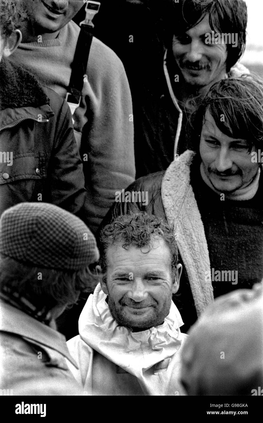 AJAXNETPHOTO. 23. MÄRZ 1978. GOSPORT, ENGLAND - WHITBREAD ROUND THE WORLD RACE 1978 - PEN DUICK VI SKIPPER ERIC TABARLY (FRA) IM INTERVIEW MIT DER PRESSE BEI DER ANKUNFT AM ENDE DES RENNENS. FOTO: JONATHAN EASTLAND/AJAX REF: TABARLY 4782303 2 Stockfoto