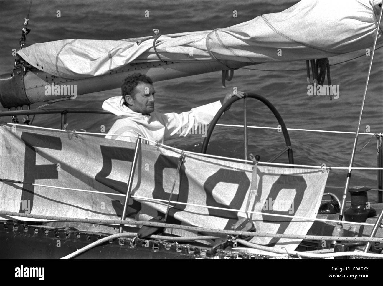 AJAXNETPHOTO. 23. MÄRZ 1978. GOSPORT, ENGLAND - WHITBREAD RUND UM DIE WELT RENNEN 1978 ENDE - PEN DUICK VI SKIPPER ERIC TABARLY (FRA) AN DER SPITZE SEINER YACHT ALS ES NÄHERT SICH DER ZIELLINIE AM ENDE DES RENNENS. FOTO: JONATHAN EASTLAND/AJAX REF: TABARLY 4782303 2 2 Stockfoto