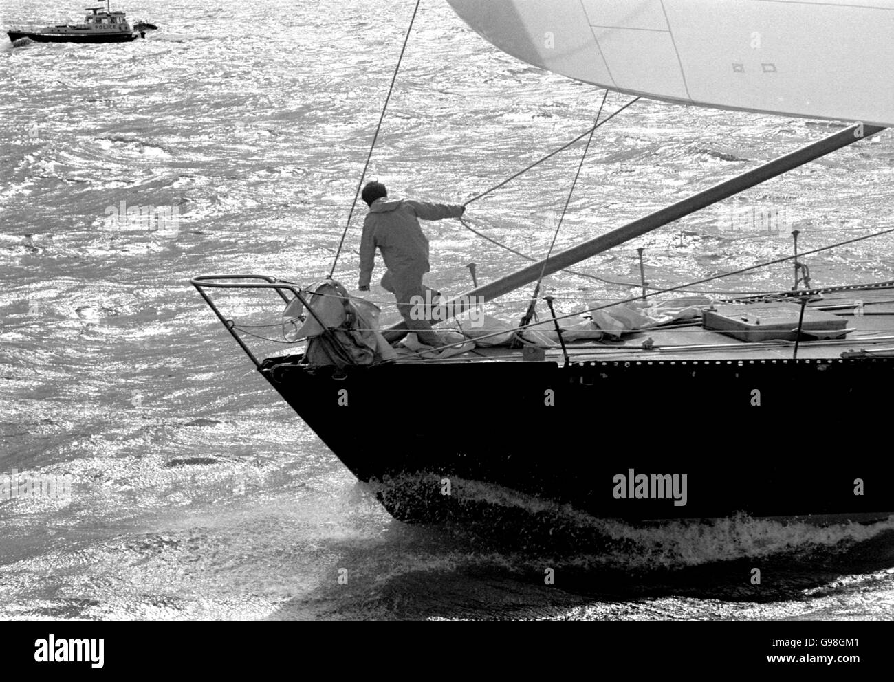 AJAXNETPHOTO. 1978. SOLENT, ENGLAND. -WHITBREAD RENNEN 1978 - FRANZÖSISCHE YACHT PEN DUICK VI AUF DER ZIELLINIE VON DER 4. ETAPPE DES 1977/8 WHITBREAD ROUND THE WORLD RACE.  FOTO: JONATHAN EASTLAND/AJAX REF; PEN DUICK VI 4782303 2 6 Stockfoto