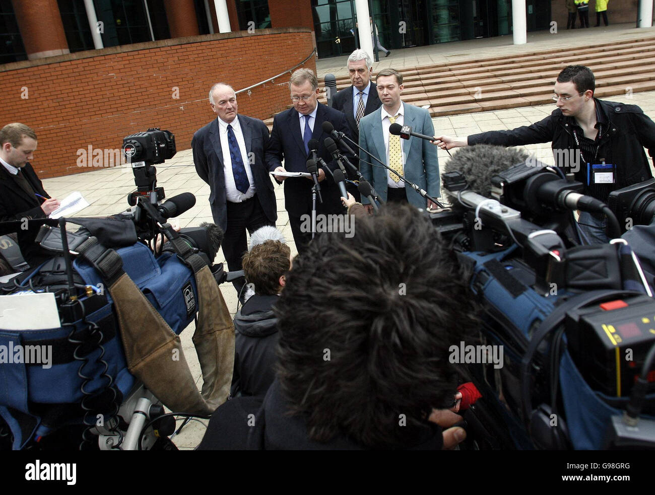 (Mitte, l-r) David Anthony Eden SNR, Rechtsanwalt Peter Quinn und David Anthony Eden Jnr vor dem Preston Crown Court zum Abschluss des Cockle Picker Prozesses, Freitag, 24. März 2006. Der Vater und der Sohn Geschäftsleute wurden von der Verletzung des Einwanderungsgesetzes befreit, indem sie illegale Einwanderer im Zusammenhang mit der Tragödie beschäftigten. Der chinesische Gangmeister Lin Liang Ren wurde heute vor dem Crown Court von Preston für schuldig befunden, insgesamt 21 Anklagen wegen Totschlags nach dem Tod von chinesischen Herzmuschelpflückern, die im Februar 2004 in der Morecambe Bay ertranken. Siehe PA Geschichte COURTS Cocklers. DRÜCKEN Sie VERBANDSFOTO. Foto Stockfoto