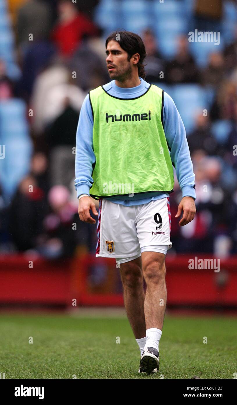 Fußball - FA Barclays Premiership - Aston Villa gegen Fulham - Villa Park. Juan Pablo Angel von Aston Villa Stockfoto