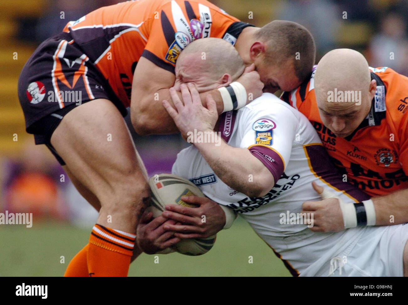 Huddersfield Giants Stuart Dolan wird von Castlefords Matt Whittaker und Danny ward während des Engage Super League Spiels im Jungle, Castleford, Sonntag, 26. März 2006 gestoppt. DRÜCKEN Sie VERBANDSFOTO. Bildnachweis sollte lauten: PA. **** Stockfoto