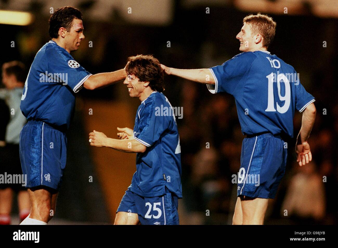 Chelsea's Tor Andre Flo feiert Scoring mit Gustavo Poyet und Gianfranco Zola, der sich anstrebe, sich dem Spaß anzuschließen Stockfoto