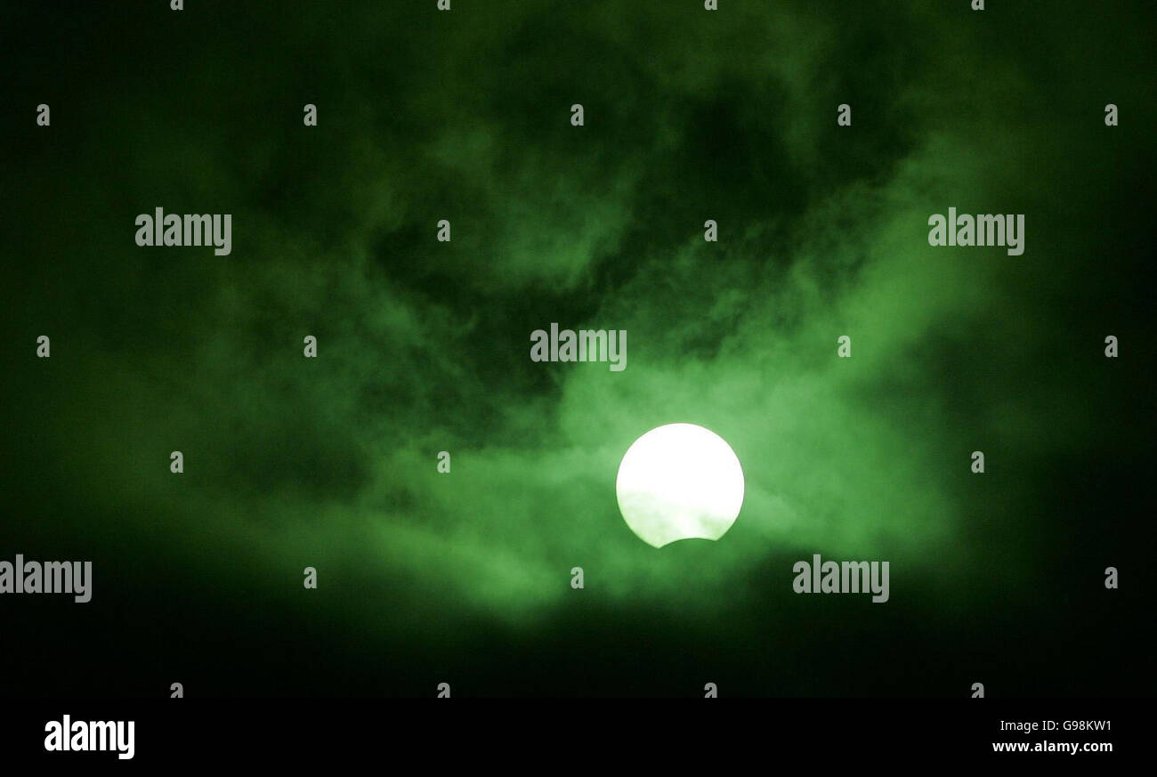 Der Mond, der während einer partiellen Sonnenfinsternis vor der Sonne vorbeigeht, betrachtet durch ein Schweißvisier in Stirlingshire, Mittwoch, 29. März 2006. Der leitende medizinische Offizier der Regierung, Liam Donaldson, hat die Menschen davor gewarnt, direkt auf das Solarereignis zu schauen, aus Angst, ihr Sehvermögen zu schädigen. Stattdessen empfehlen Experten, die Sonnenfinsternis mit einer Lochkamera projiziert zu werden - zwei Kartenstücke mit einem Loch in der oberen, damit das Bild durchscheinen kann. Siehe PA Story SCIENCE Eclipse. DRÜCKEN Sie VERBANDSFOTO. Bildnachweis sollte lauten: Andrew Milligan/PA. Stockfoto