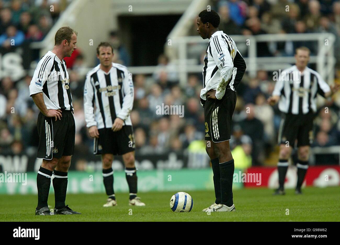 Fußball - FA Barclays Premiership - Newcastle United / Tottenham Hotspur - St James Park. Shola Ameobi und Alan Shearer von Newcastle United Stockfoto