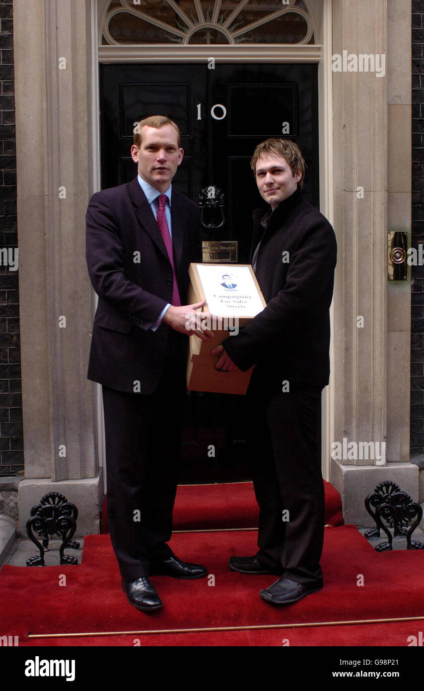 Adam Fouracre (rechts) aus Taunton wird von Jeremy Browne MP für Taunton begleitet, als sie eine Petition an Nr. 10 Downing Street im Zentrum von London, Donnerstag, den 9. März 2006, einreichen. Adams Bruder, Lloyd Fouracre, wurde letztes Jahr in Taunton getötet und Adam setzt sich für sicherere Straßen und Gemeinden ein. DRÜCKEN SIE VERBANDSFOTO. Bildnachweis sollte lauten: Johnny Green/PA Stockfoto