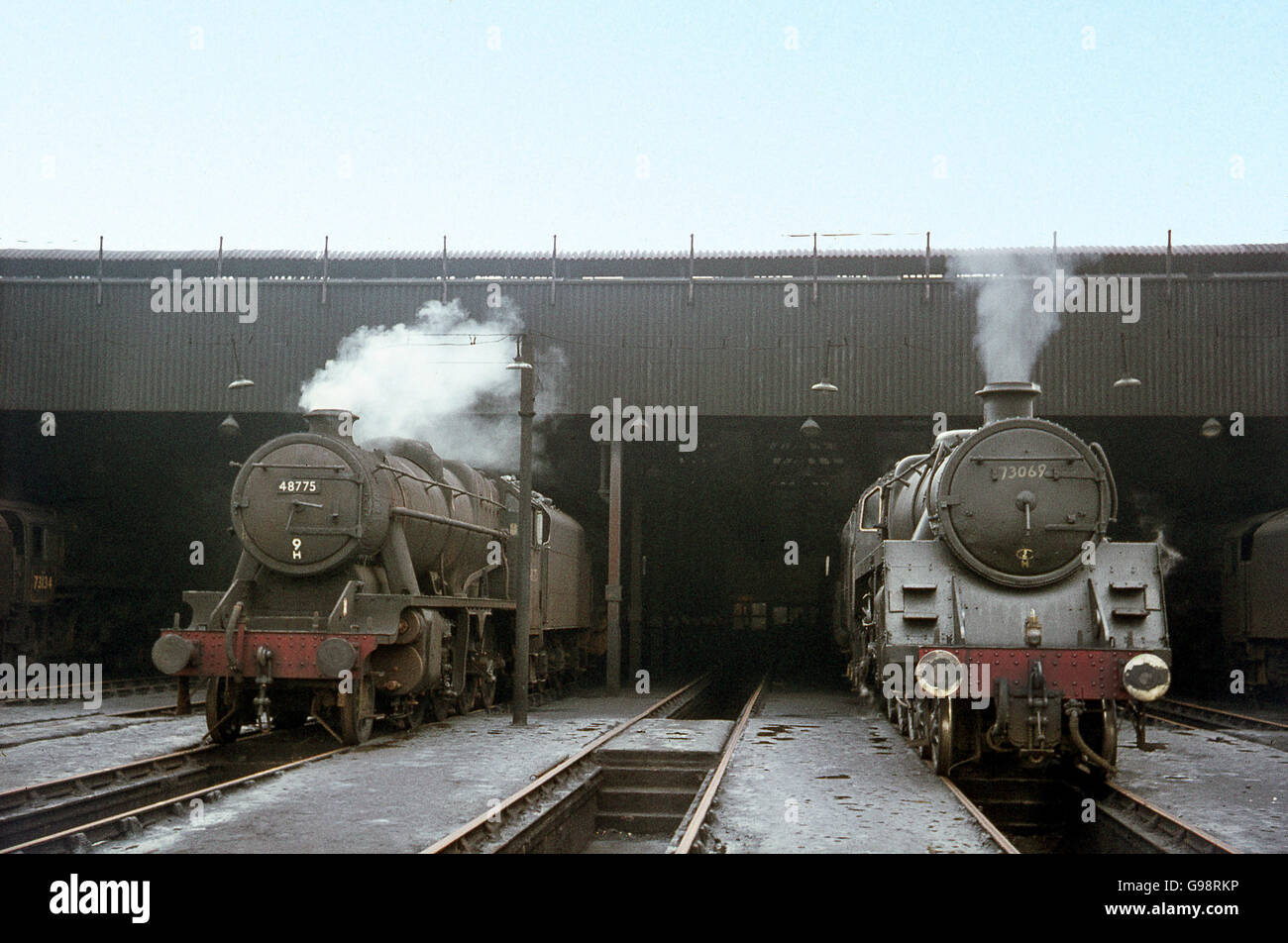 Eine Reihe von BR-standard-Designs auf Bournemouth Motiv Macht Depot mit einem Ex-LMS Ivatt 2-6-2 t. Stockfoto