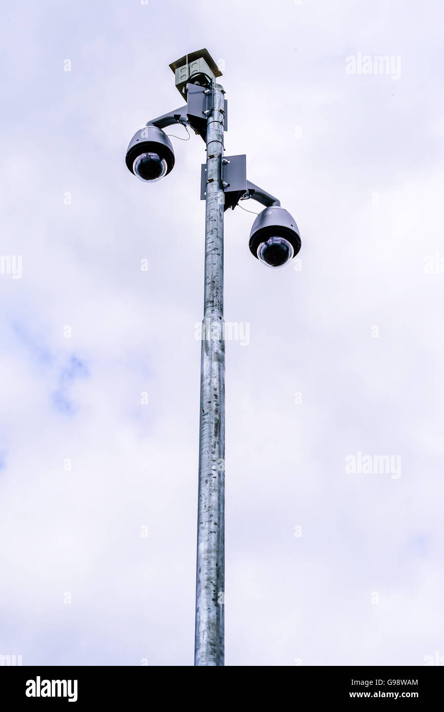 Öffentliche Kameraüberwachung post gegen bedecktem Himmel. Die Kameras befinden sich im Inneren der Glaskuppeln Stockfoto
