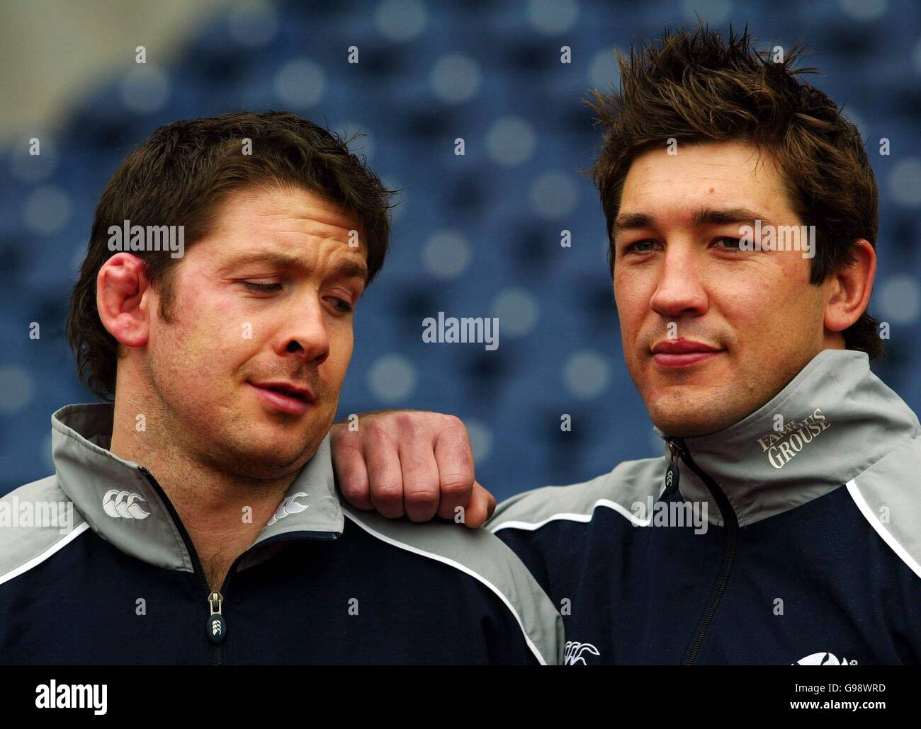 Scott Murray (links) und Nathan Hines posieren für Fotos im Murrayfield Stadium, Edinburgh, nachdem sie vor ihrem RBS 6 Nations-Spiel gegen Irland wieder in das schottische Team aufgenommen wurden. Stockfoto