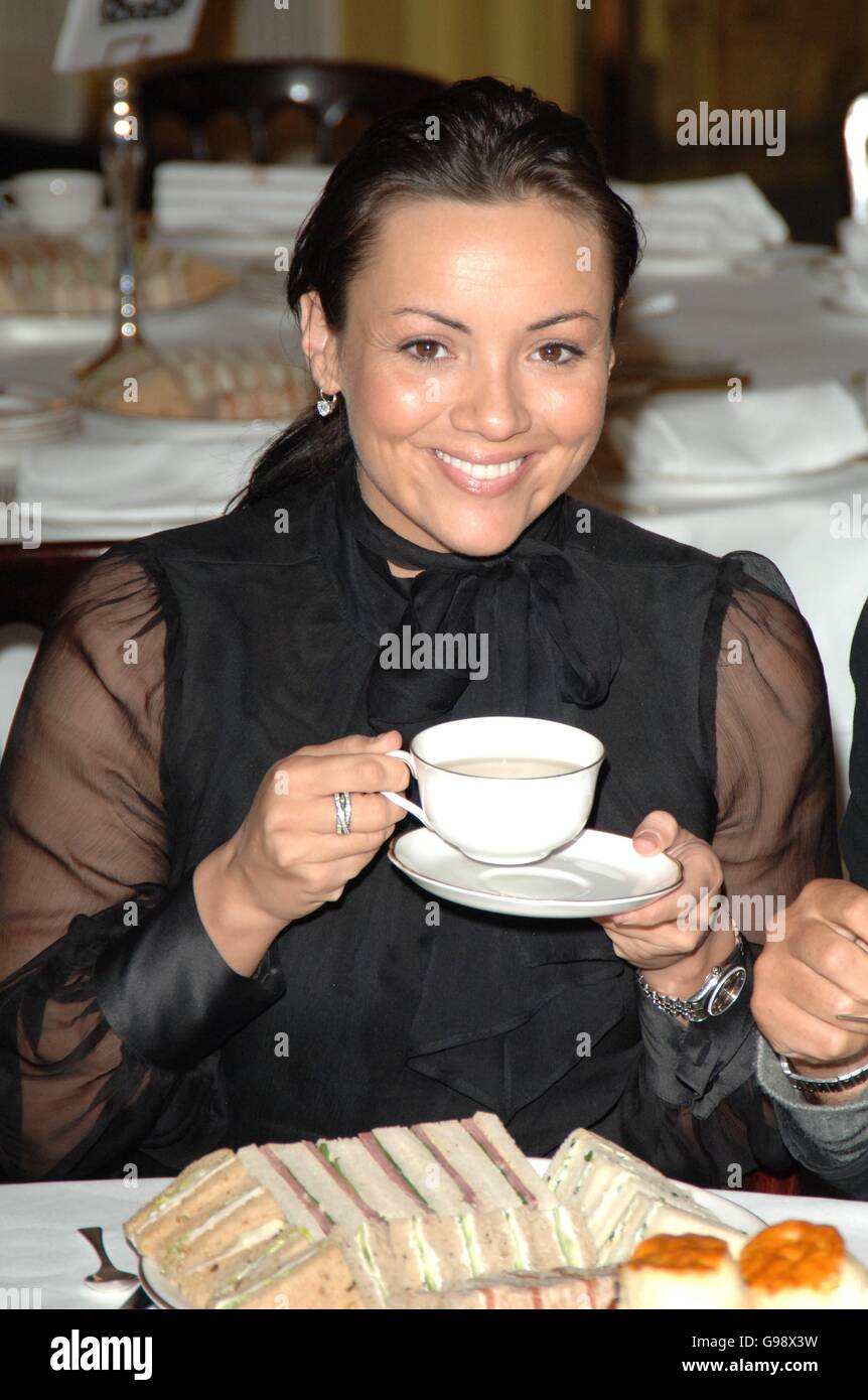 Martine McCutcheon trifft junge Londoner auf die „Creative Tea Party“, die am Montag, 27. März 2006, im Claridges Hotel im Zentrum von London stattfindet. Die Teeparty wurde zum Start der Young Peoples Arts Awards des Arts Council veranstaltet, die von Canon gesponsert und die Entwicklung junger Künstler und Kunstführer gewürdigt wurden. DRÜCKEN SIE VERBANDSFOTO. Bildnachweis sollte lauten:Ian West/PA ... SHOWBIZ Tea Party ... 27-03-2006 ... London ... GROSSBRITANNIEN ... DRÜCKEN SIE VERBANDSFOTO. Photo Credit sollte lauten: Ian West/PA. Eindeutige Referenznummer 3367470 Stockfoto