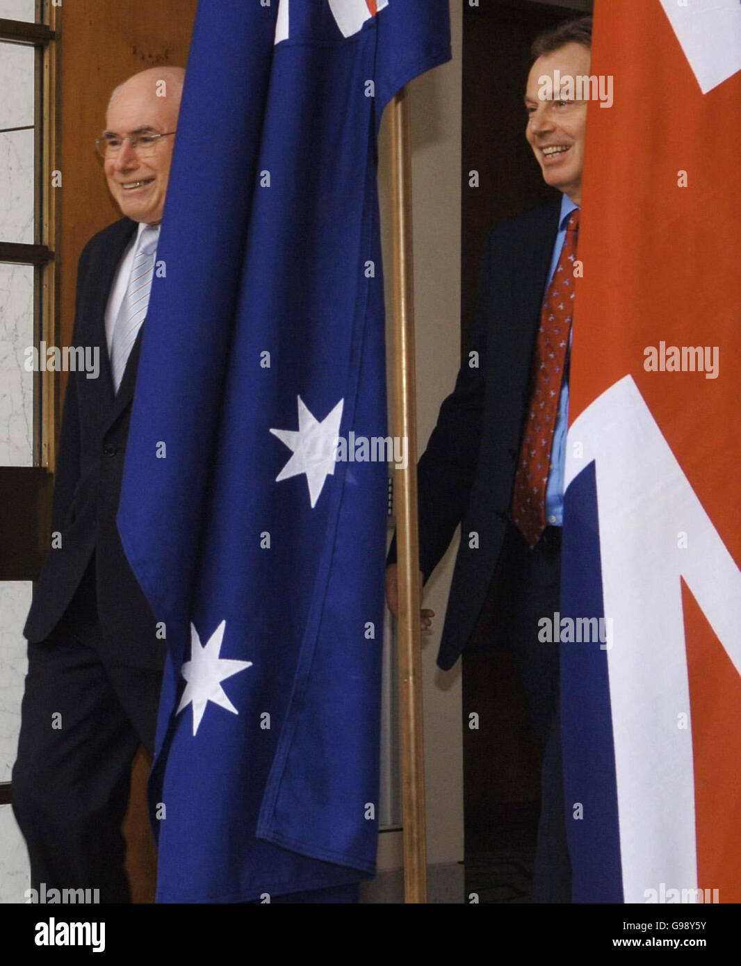 Der britische Premierminister Tony Blair hält am Dienstag, den 28 2006. März, eine gemeinsame Pressekonferenz mit seinem australischen Amtskollegen John Howard im Parlamentsgebäude in Canberra ab, bevor er auf der letzten Etappe seiner diplomatischen Marathonmission nach Auckland fliegt. Im Mittelpunkt der heutigen Gespräche standen der Irak, Afghanistan, die weltweite terroristische Bedrohung, Energie und der Klimawandel. DRÜCKEN SIE VERBANDSFOTO. Bildnachweis sollte lauten: Stefan Rousseau/PA Stockfoto