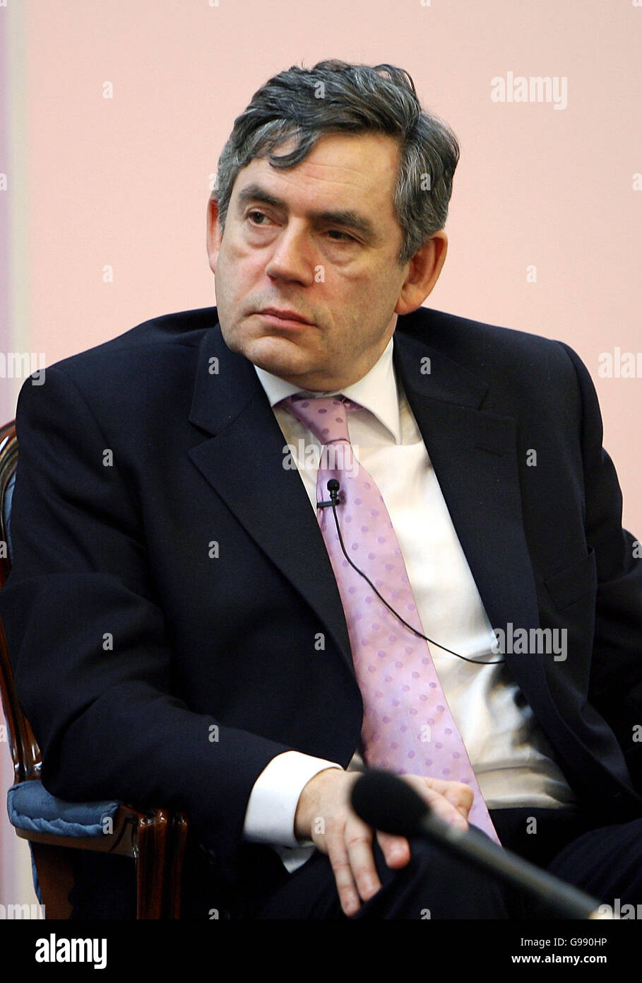 Der britische Kanzler Gordon Brown im Guildhall im Zentrum von London, Mittwoch, 28. März 2006. Wo der frühere US-Präsident Bill Clinton eine Rede hielt und sagte, dass Globalisierung und wachsende Interdependenz unvermeidlich seien und "Divorce keine Option" sei. Clinton sagte, dass die Menschen auf der ganzen Welt davon überzeugt werden müssen, dass die Globalisierung eine Kraft für das gute sein könnte. Er sagte, die Welt müsse von der Interdependenz zu einer "integrierten Gemeinschaft" übergehen, die die Vorteile und Verantwortlichkeiten der Globalisierung teilt. Siehe PA Story POLITIK Clinton London. DRÜCKEN Sie VERBANDSFOTO. Bildnachweis sollte lauten: John D Stockfoto