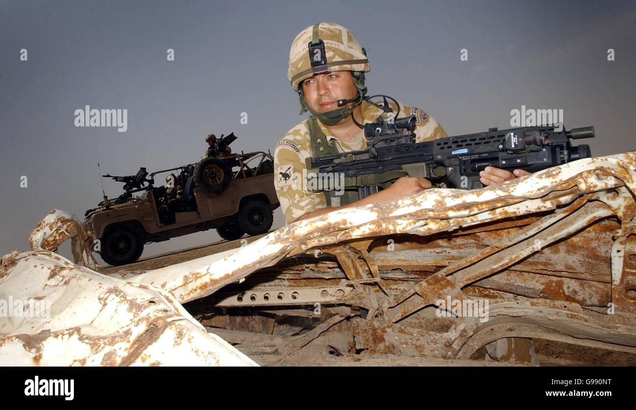Der Korporal Kevin Grimshaw von 51 Squadron in Lossiemouth überprüft auf Sprengstoffvorrichtungen, während er sich auf einer Patrouille um den Rand der Basra Air Station im Irak befindet, gestern - Montag, 27. März 2006. Die Suche war Teil einer "Vulnerable Point"-Kontrolle, die das Geschwader regelmäßig auf Hauptstraßen und Brücken durchführt. Schottlands sechs überlebende Infanterie-Regimenter wurden heute mit der Bildung eines neuen Superregiments in die Geschichte aufgenommen. Siehe PA Geschichte VERTEIDIGUNG Regiments. DRÜCKEN Sie VERBANDSFOTO. Bildnachweis sollte lauten: Danny Lawson /PA Stockfoto