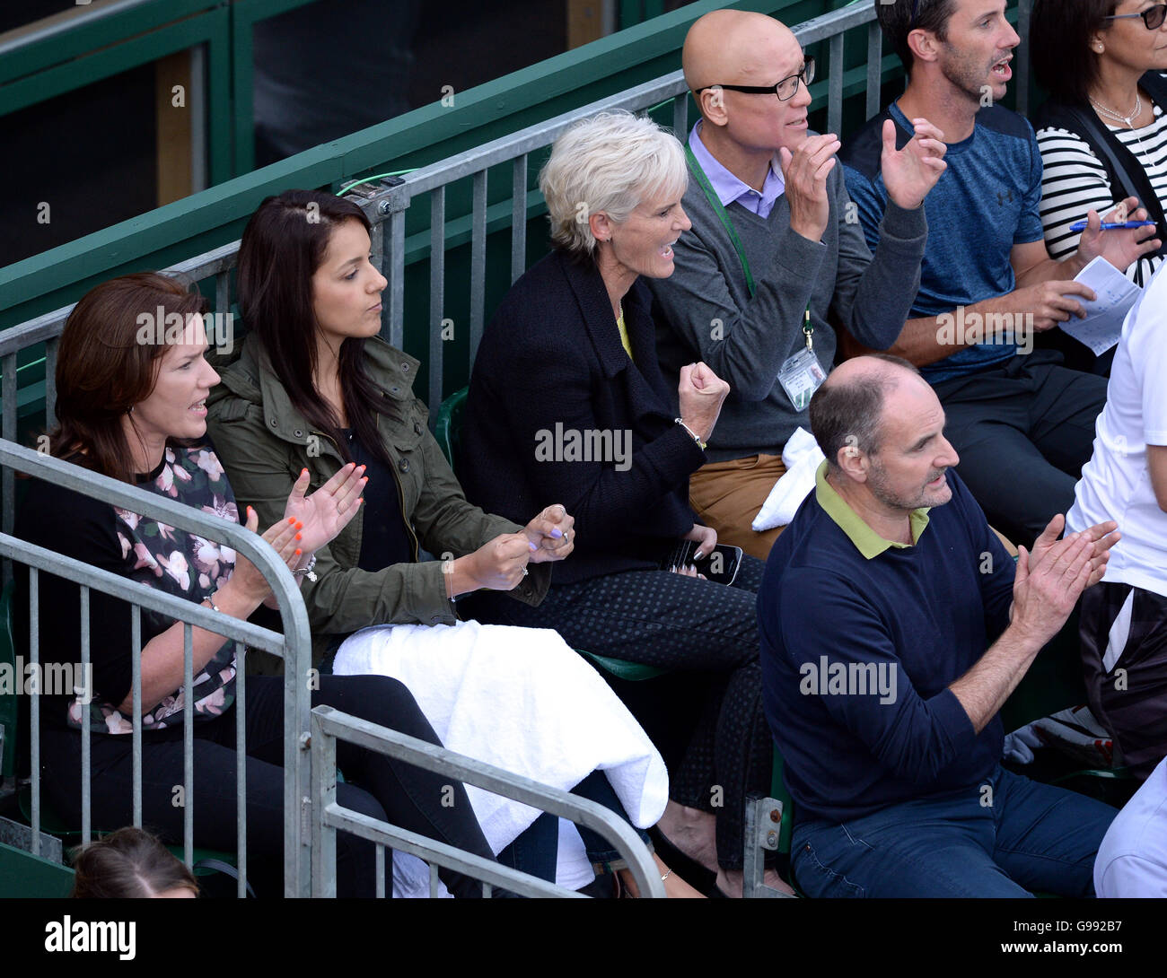 Judy Murray (hintere Reihe, Dritter von links), Alejandra Gutierrez (zweiter von links) und Willie Murray (rechts) jubeln auf Jamie Murray in seinem Doppel Spiel am Tag vier der Wimbledon Championships bei den All England Lawn Tennis and Croquet Club, Wimbledon. Stockfoto