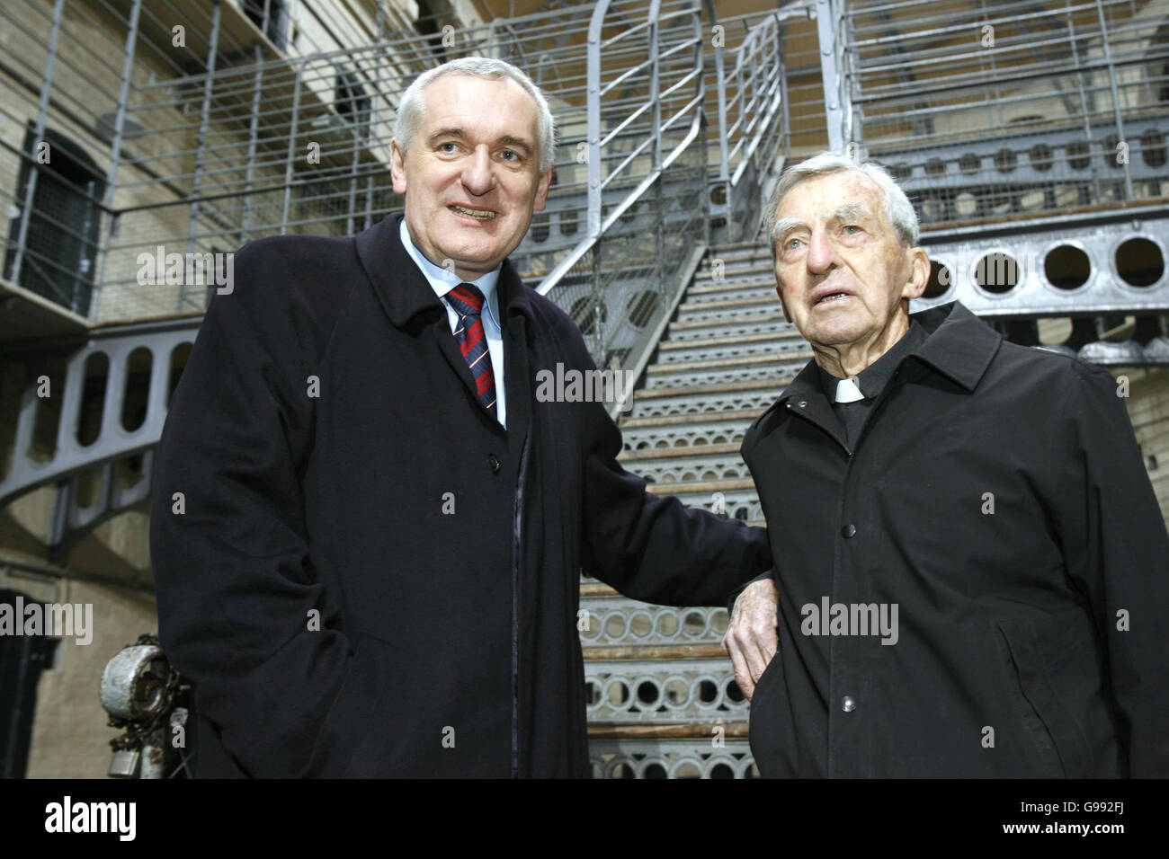 Taoiseach Bertie Ahern steht mit Pater Joseph Mallin, dem letzten überlebenden Kind eines hingerichteten Führers aus dem Jahr 1916 - dem Sohn des Kommandanten Michael Mallin - bei einem Besuch im Kilmainham Gefängnis in Dublin zu Ehren der 1916 Revolutionären des Osteraufstands zusammen. Stockfoto