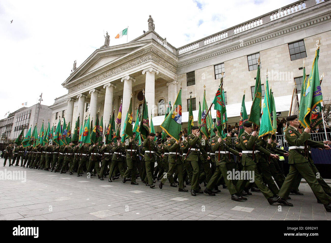 Die Armee marschieren an der GPO während der 90. Jahrestag Parade des Osteraufstands 1916 in Dublin vorbei. Stockfoto