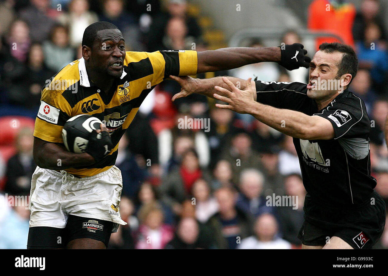 Paul Sackey (L) von London Wasps hält die Herausforderung von Thomas Castaignede aus Saracens während des Guinness Premiership-Spiels im Vicarage Road Stadium, Watford, aus. Stockfoto