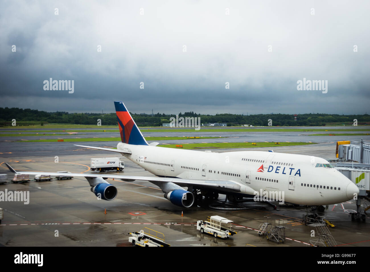 Delta Air Lines Boeing 747-451 geschleppt am Flughafen Tokio-Narita, Japan Stockfoto