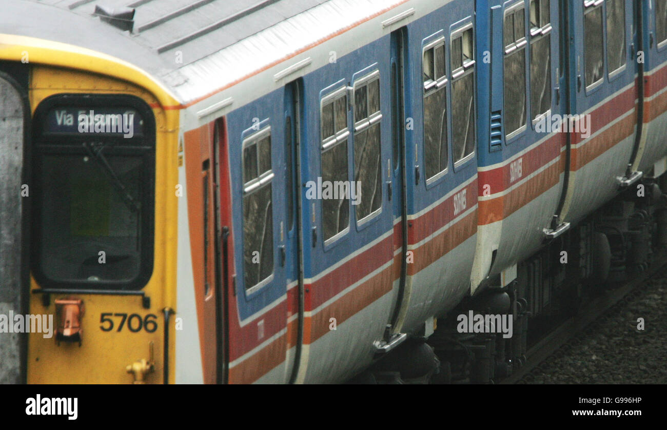 Ein South West Zug der Klasse 455 auf der Strecke zwischen Waterloo und Woking. Stockfoto