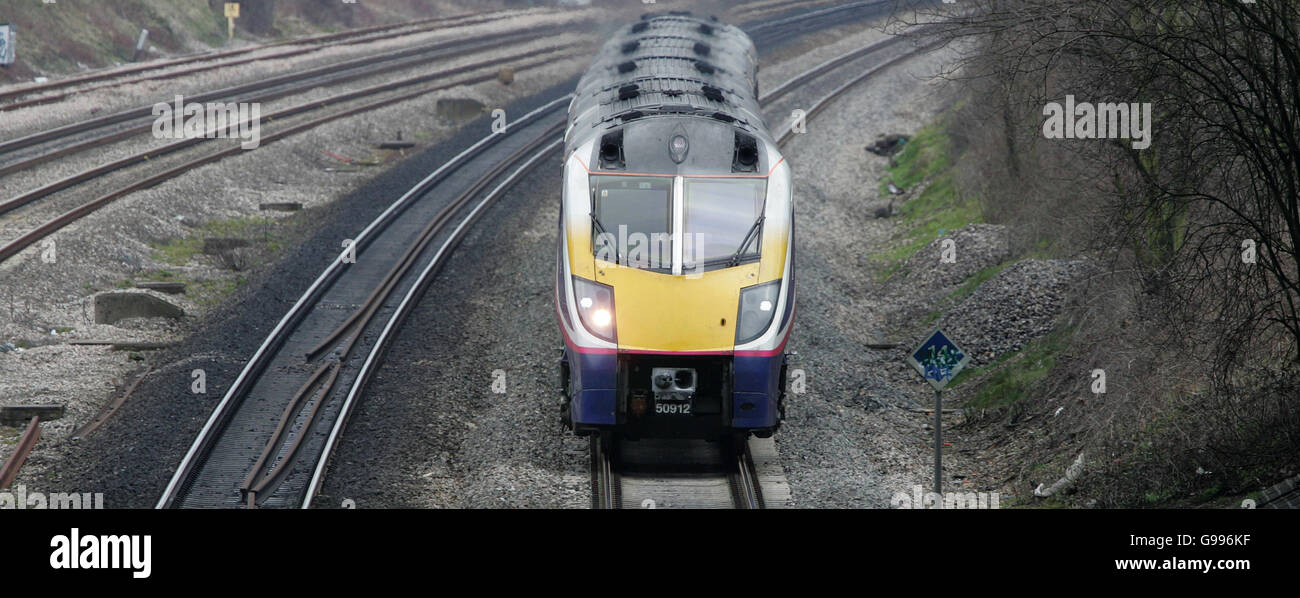 Der Zug der „First Great Western“ Adelante-Klasse 180 auf der Linie westlich von England fährt durch den Bahnhof Iver nach Paddington. Stockfoto