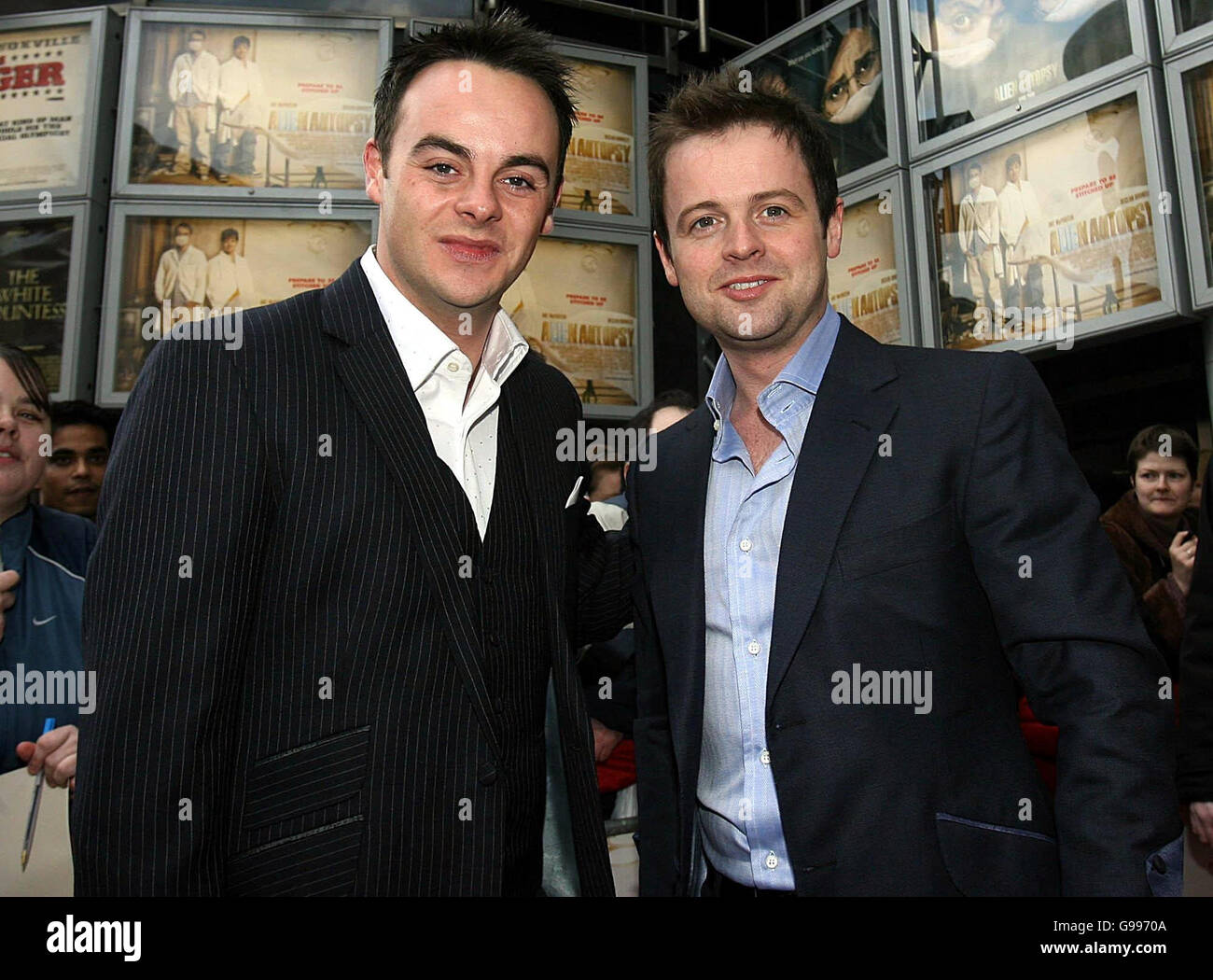 Die TV-Moderatoren Anthony McPartlin und Declan Donnelly posieren für Fotos mit Fans außerhalb von Cineworld in Dublin zur irischen Premiere ihres Films Alien Autopsy, Mittwoch, 5. April 2006 Stockfoto