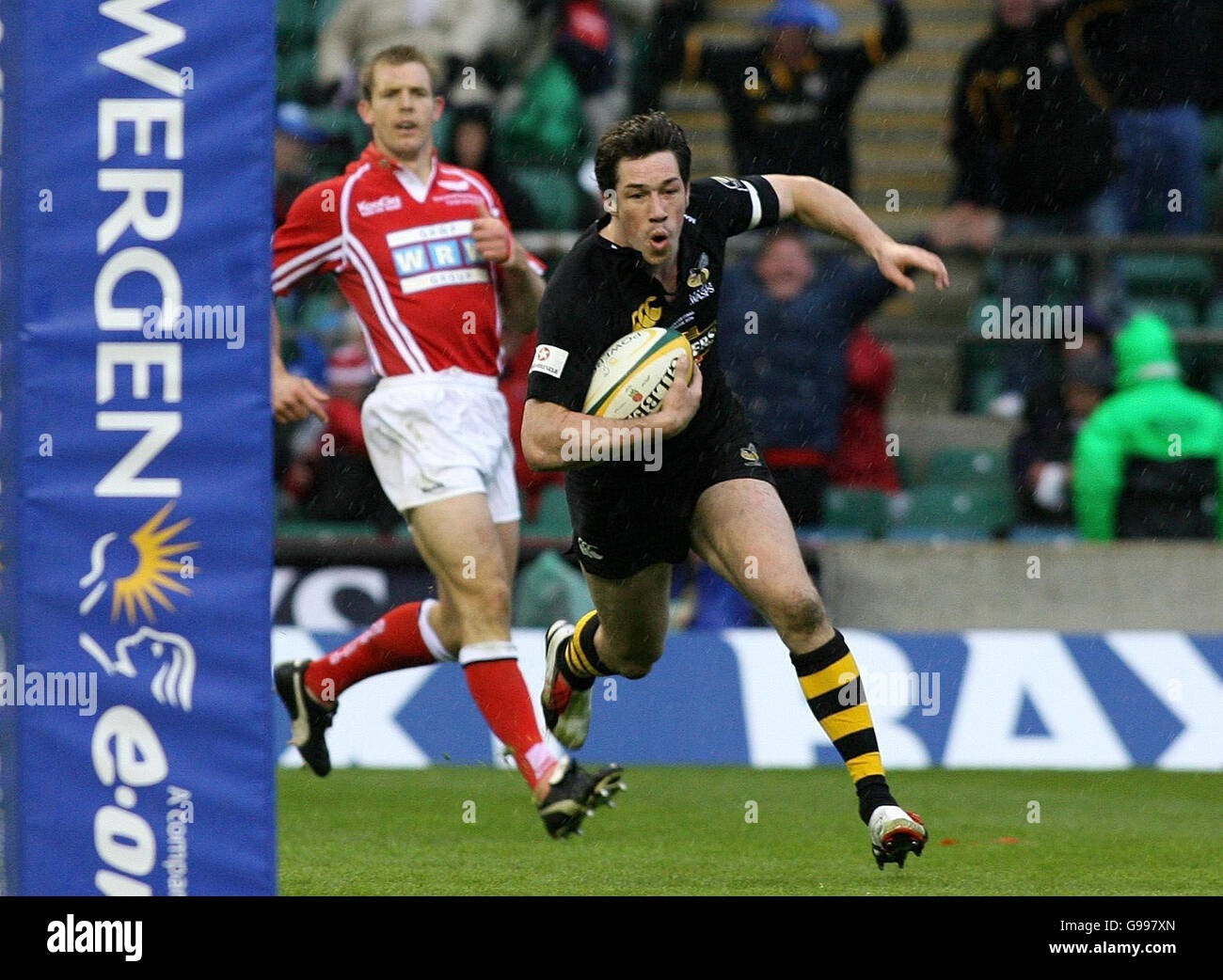 Tom Voyce von London Wasps erzielt beim Powergen Cup Finale in Twickenham, London, Sonntag, 9. April 2006, gegen Llanelli Starlets. London Wesps schlagen Llanelli Scarlet's 26-10. Stockfoto