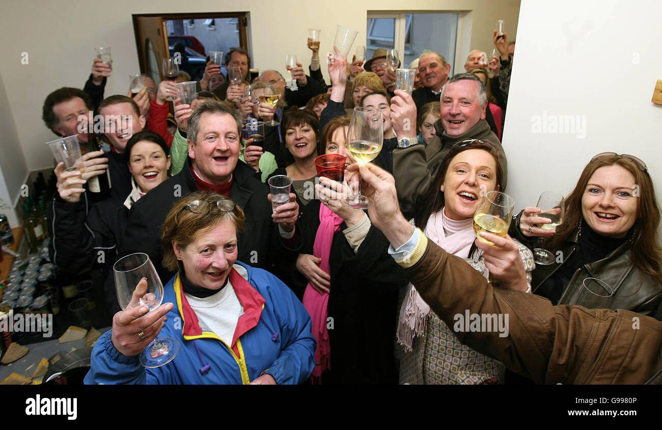 Familie und Freunde von Martin Brassil, dem Gewinner des Grand National, stoßen in seinen Ställen in Beech Park, Dunmurry, Kildare, Co Kildare, Irland, auf ihn an. Sonntag, 9. April 2006. Numbersixvalverde und Jockey Niall Madden gewannen am Samstag den Grand National von John Smith in Aintree. Stockfoto Familie und Freunde von Martin Brassil, dem Gewinner des Grand National, stoßen in seinen Ställen in Beech Park, Dunmurry, Kildare, Co Kildare, Irland, auf ihn an. Sonntag, 9. April 2006. Numbersixvalverde und Jockey Niall Madden gewannen am Samstag den Grand National von John Smith in Aintree. Stockfoto