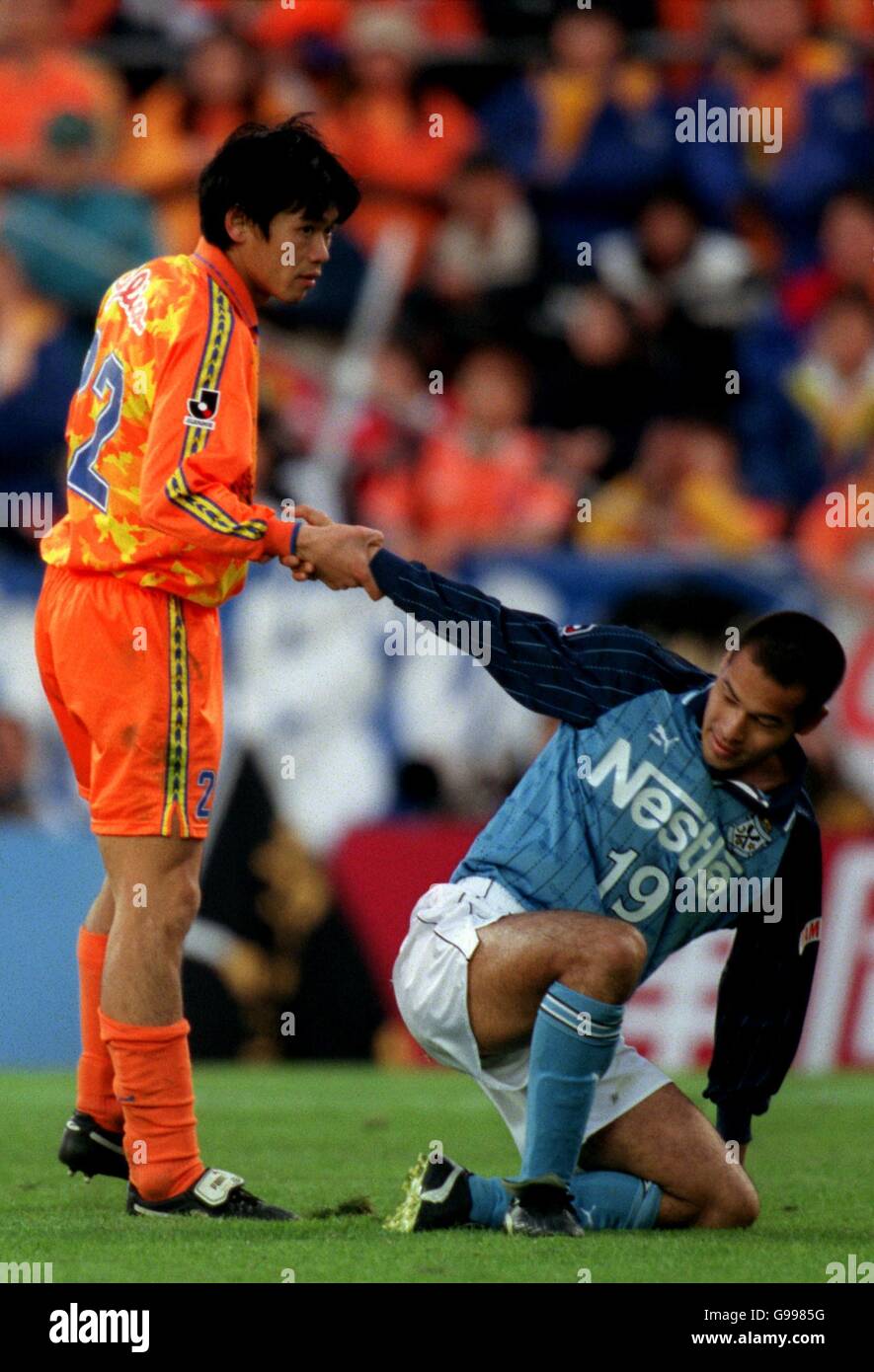 L-R; Junji Nishizawa von Shimizu S-Pulse hilft Jubilo Iwatas Naohiro Takahara zu helfen Stockfoto