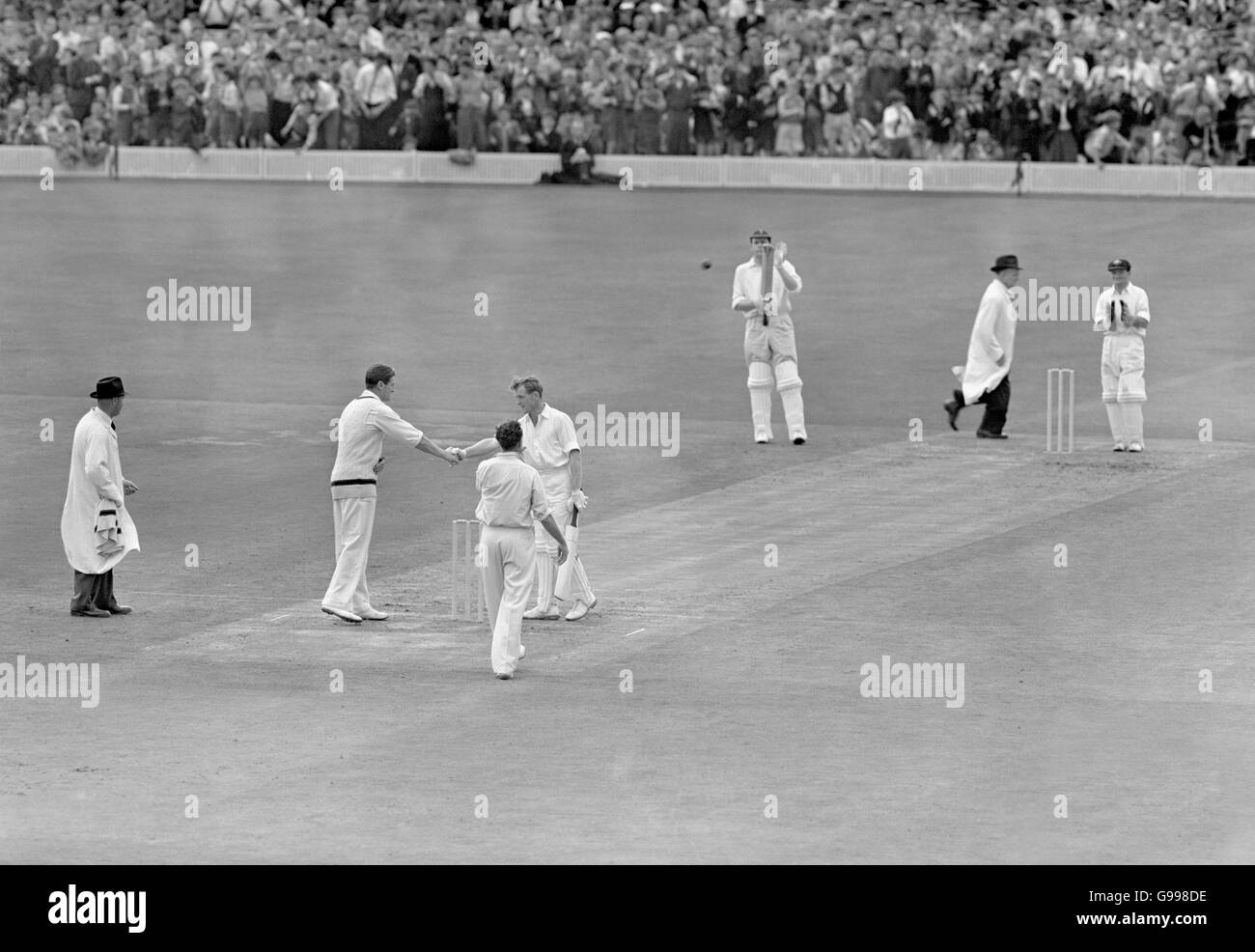 Cricket - The Ashes - Vierter Test - England gegen Australien - Old Trafford - erster Tag. Der Australier Keith Miller (zweite l) gratuliert dem englischen Peter Richardson (vierte l) zum Erreichen seines Jahrhunderts Stockfoto