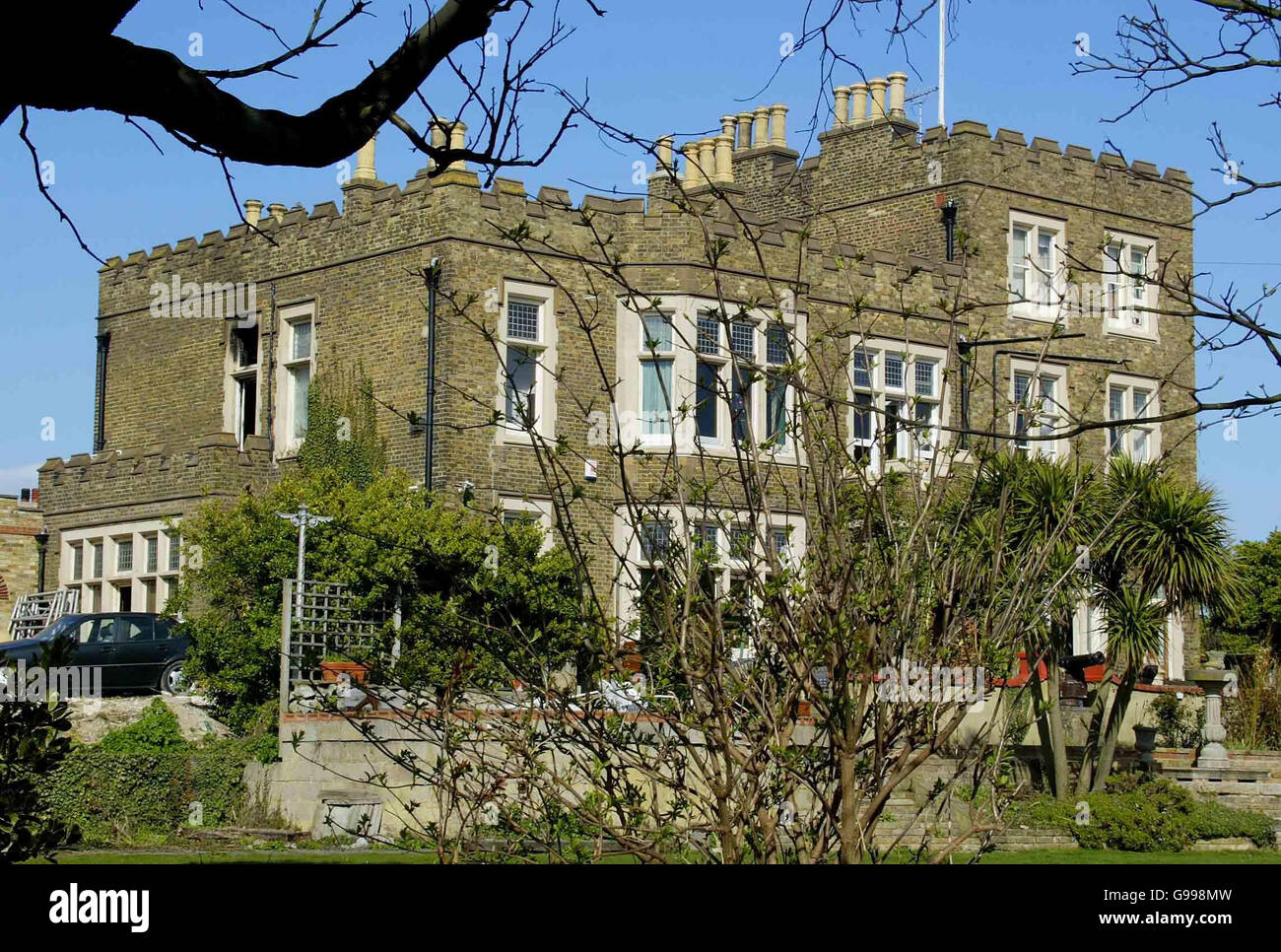 FIRE Dickens. Ein feuerbeschädigtes „Bleak House“ in Broadstairs, Kent, der ehemaligen Heimat des Schriftstellers Charles Dickens. Stockfoto