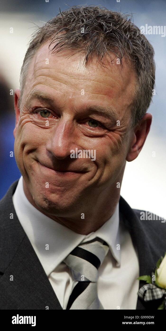 Gretnas Manager Rowan Alexander feiert den Sieg gegen Dundee im Tennents Scottish Cup Halbfinale zwischen Gretna und Dundee im Hampden Park, Glasgow. Stockfoto