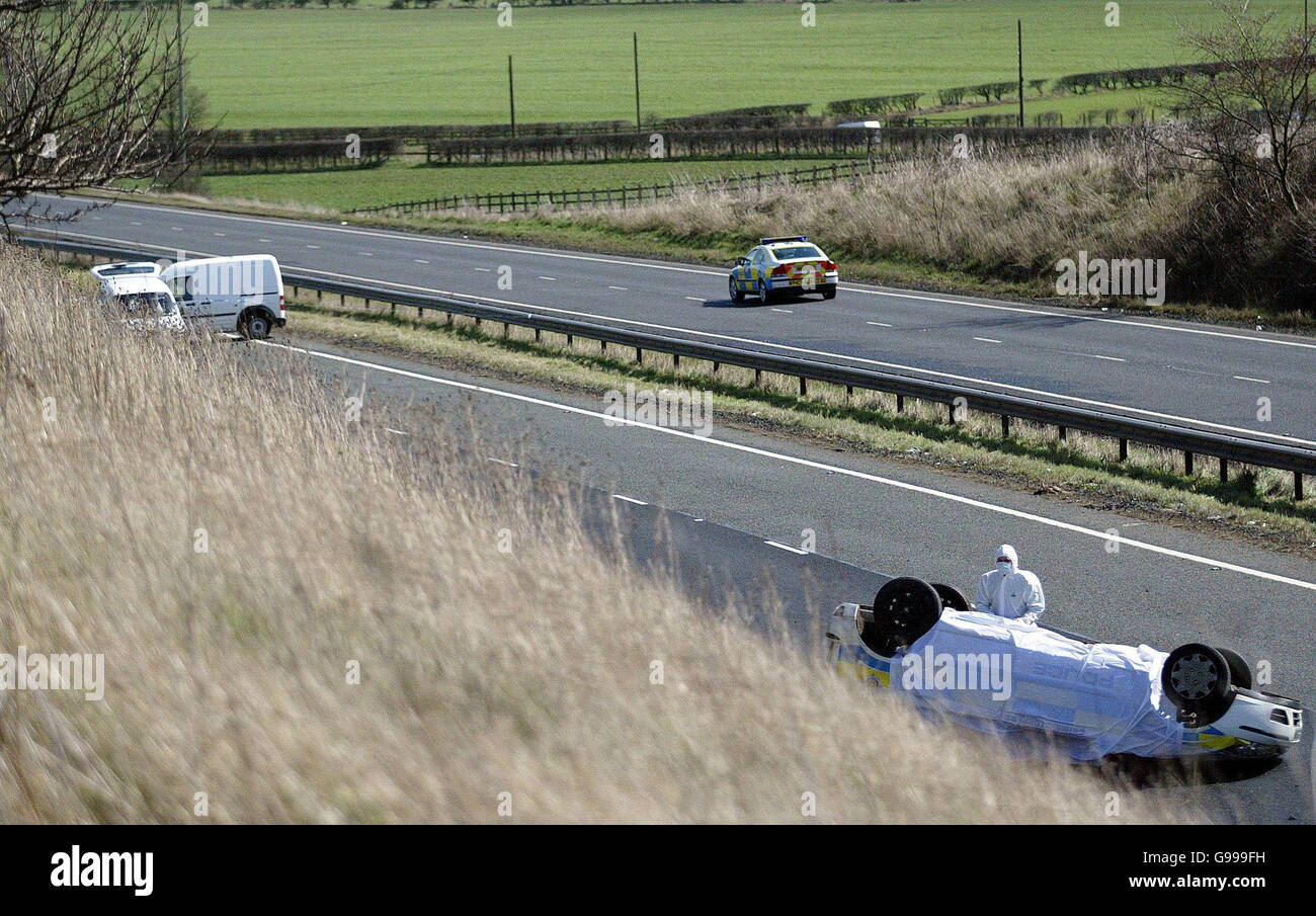 Ein forensischer Experte untersucht das Polizeiauto, das auf der A69 in der Nähe von Corbridge, Northumberland, abgestürzt ist, was zum Tod des PC-Fahrers Joe Carroll führte. Stockfoto