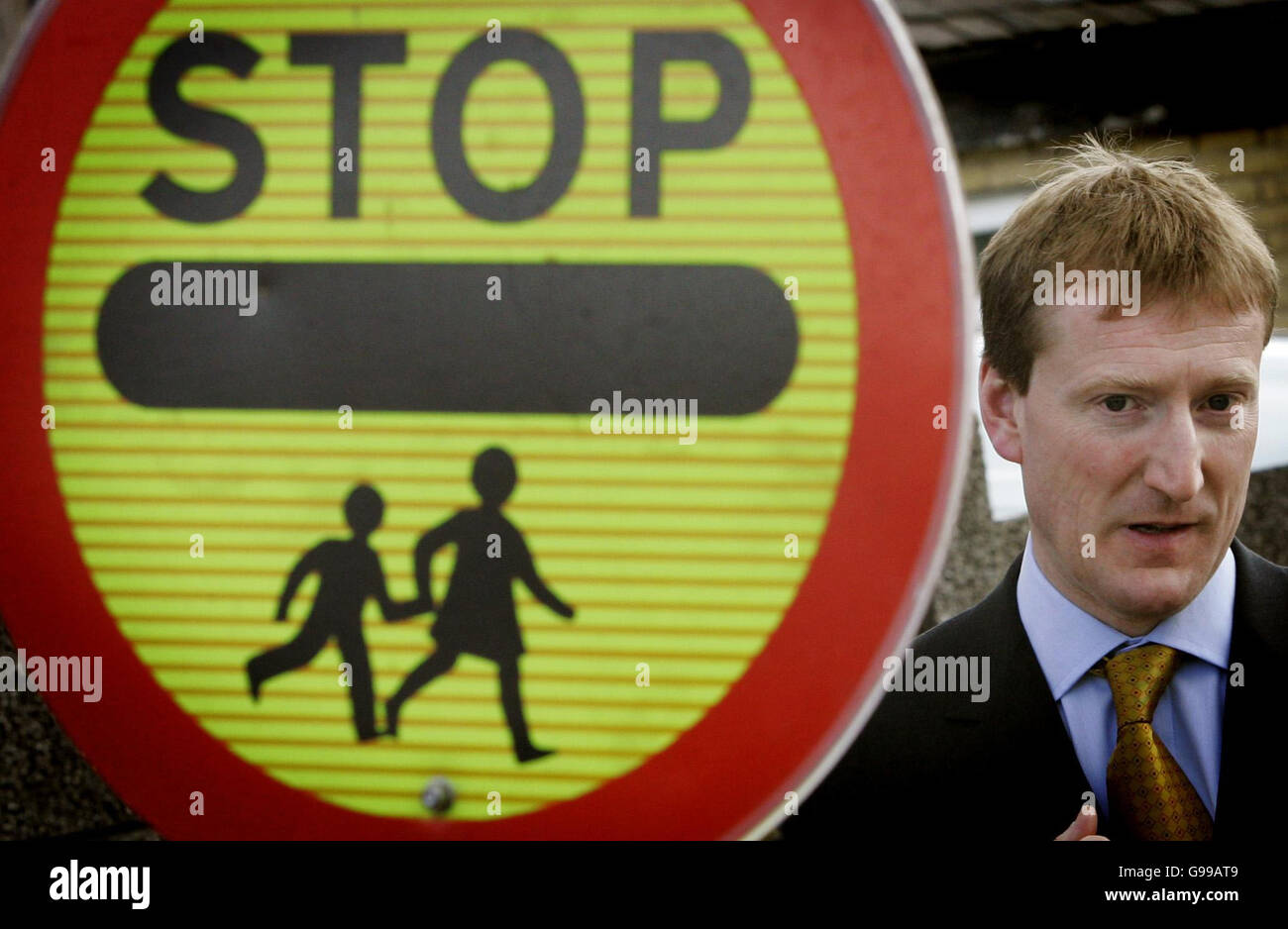 Schottische Verkehrsminister Tavish Scott M.S.P nach Vorlage von Moira Stallard mit ihrem Kwik Fit Versicherung Schottlands beste Lollipop Person Award Clarkston Grundschule in Airdrie. Stockfoto