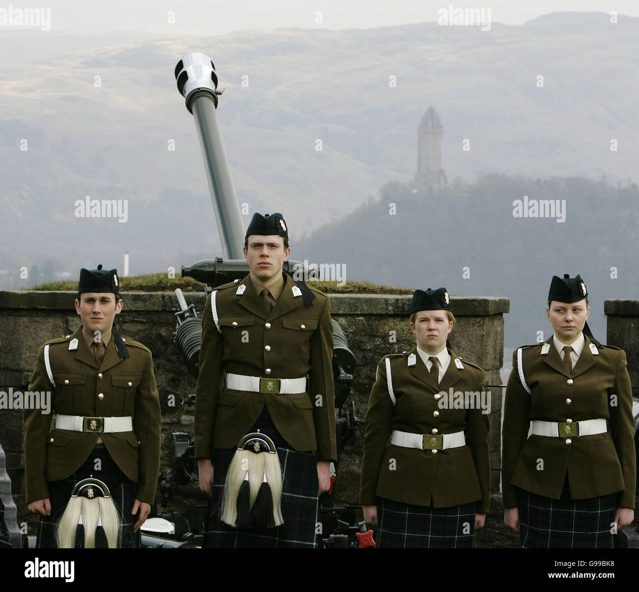 "Gunners" aus Glasgow und Strathclyde Universitäten Officers Training Corps nach dem Brand 21 Salutschüssen auf Stirling Castle mit dem Wallace Monument im Hintergrund zum 80. Geburtstag der Queen zu feiern. Freitag, 21. April 2006 Stockfoto