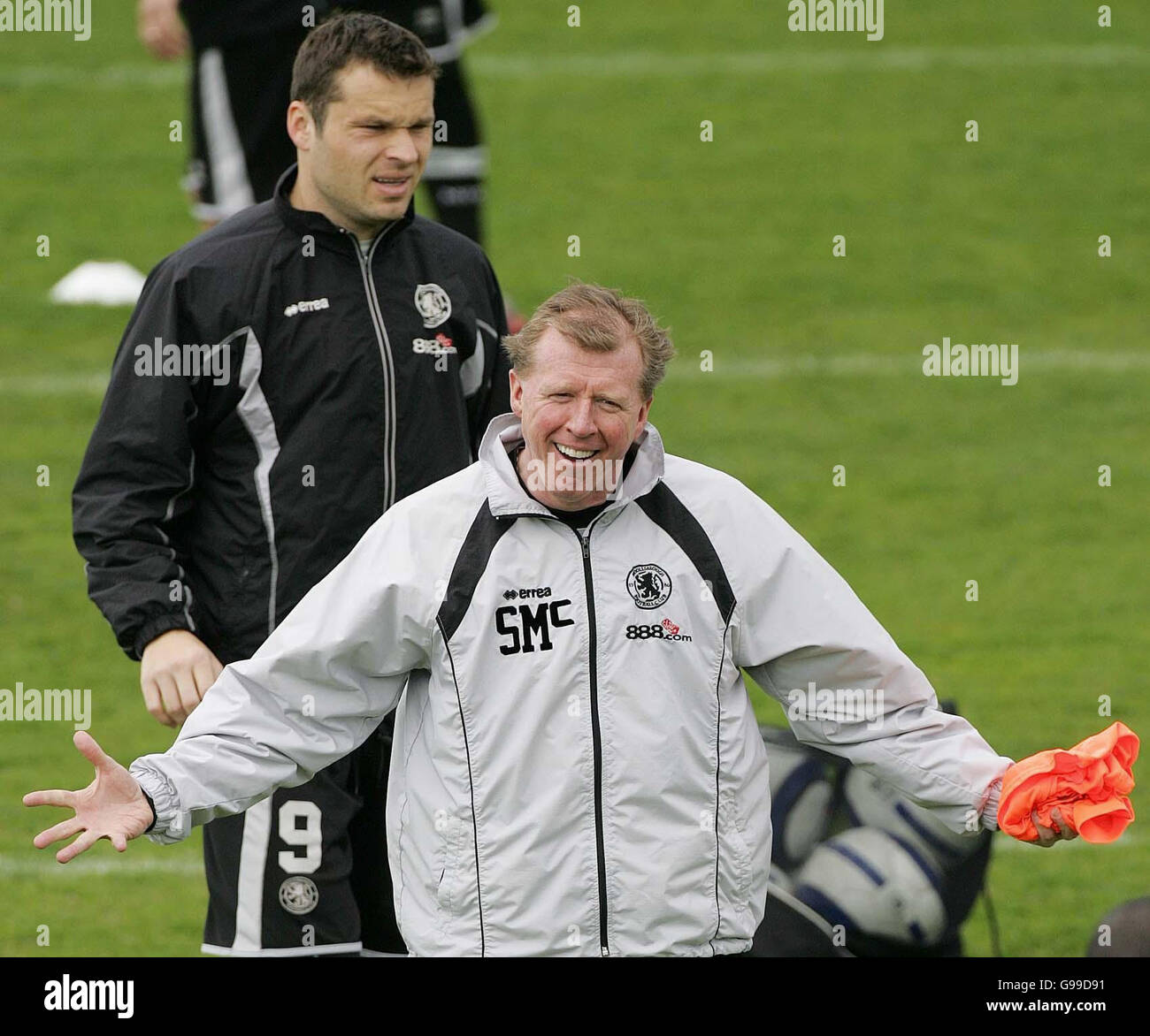 Steve McClaren (C), Middlesbrough Manager, und Mark Viduka während einer Trainingseinheit im Rockliffe Park, Hurwoth, nahe Darlington. Stockfoto