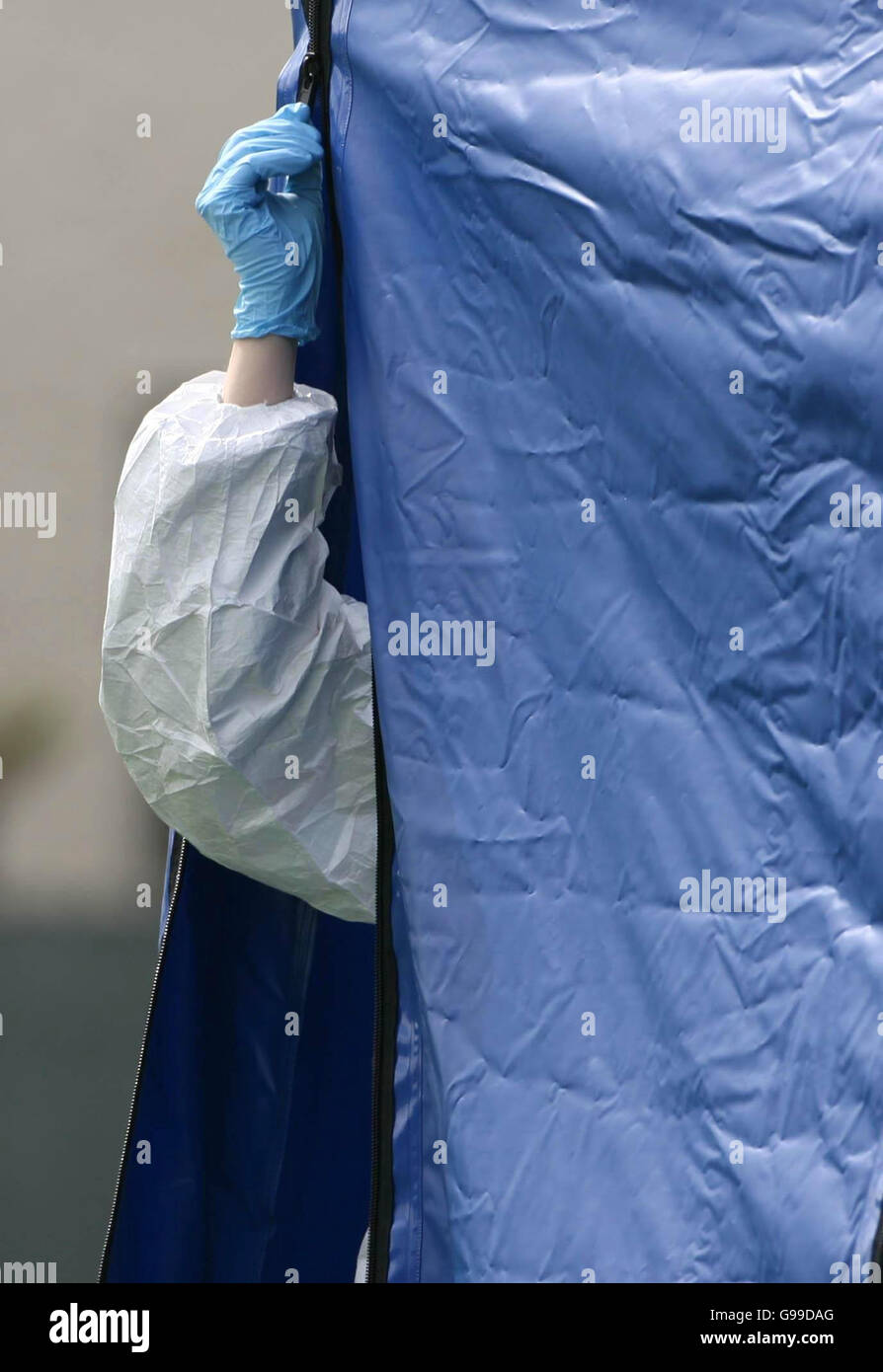 Ein forensischer Offizier von Garda schließt ein Zelt in der Donaghmede-Gegend im Norden Dublins, nachdem ein Mann in seinen 20ern letzte Nacht bei einem vermuteten Gangland-Mord erschossen wurde. Stockfoto