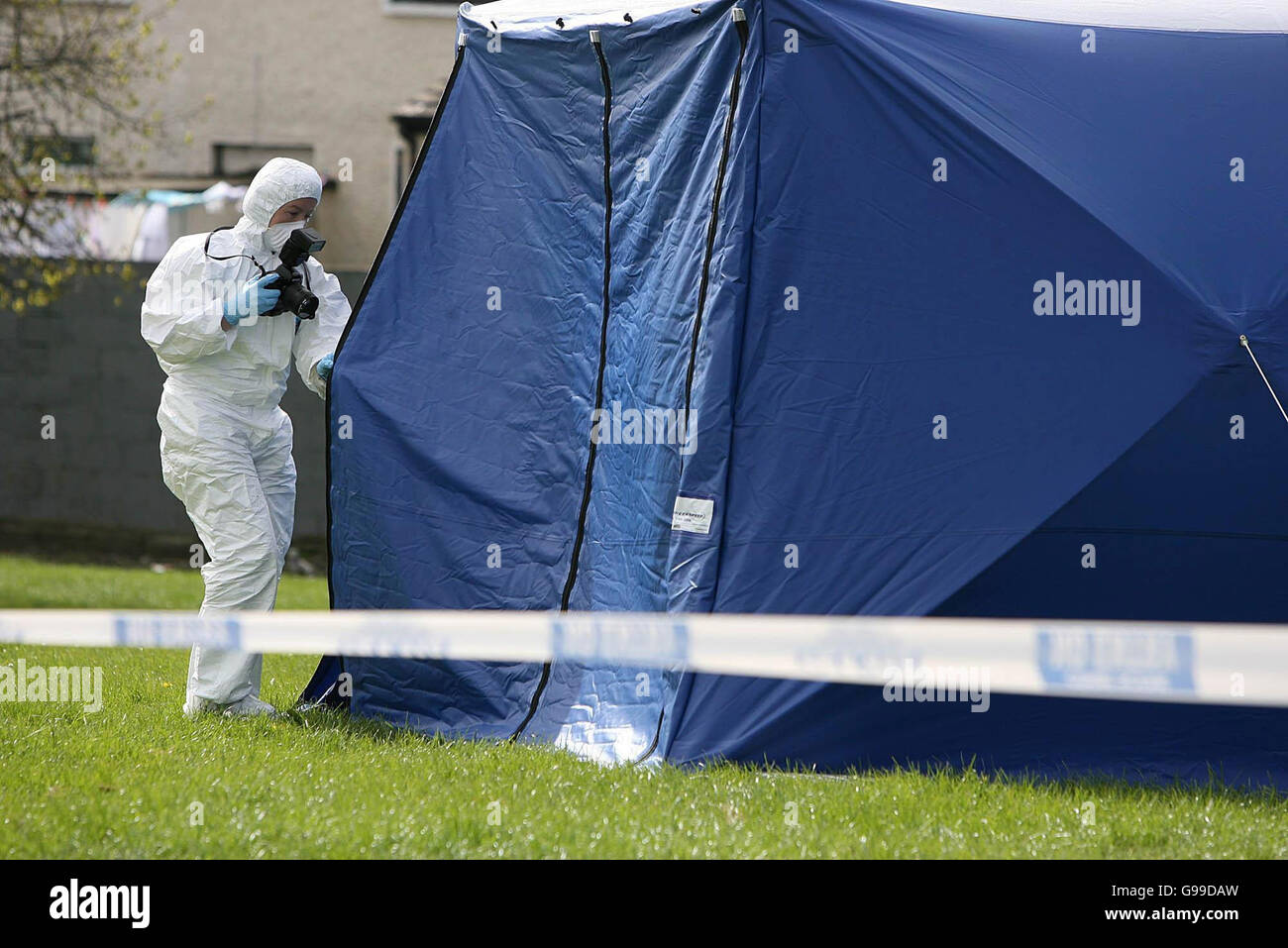 Die Szene im Donaghmede-Gebiet im Norden Dublins, nachdem ein Mann in seinen 20ern gestern Nacht bei einem vermuteten Gangland-Mord erschossen wurde. Stockfoto