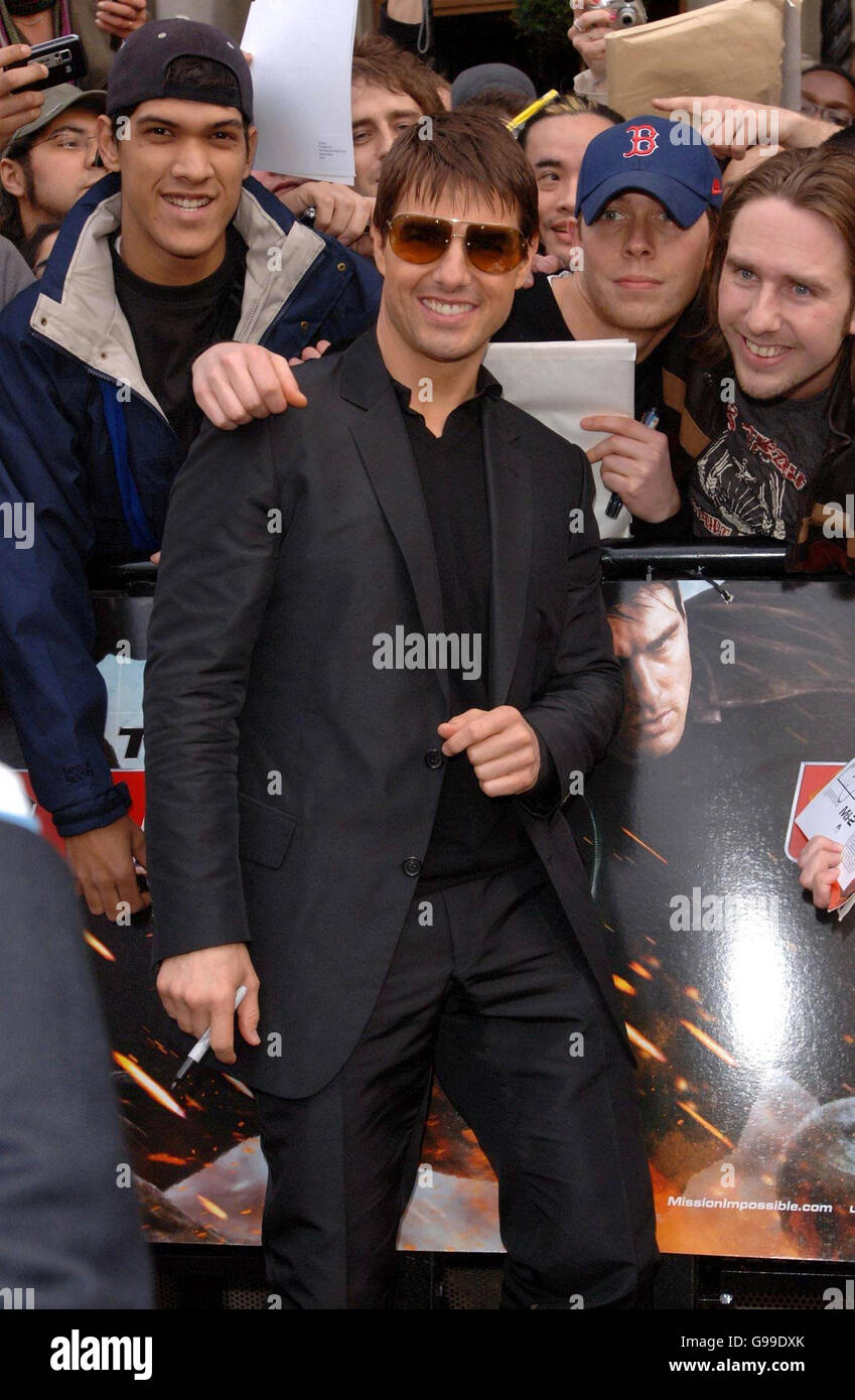 Tom Cruise kommt bei der britischen Premiere von Mission Impossible III am Odeon Leicester Square im Zentrum von London an. Stockfoto