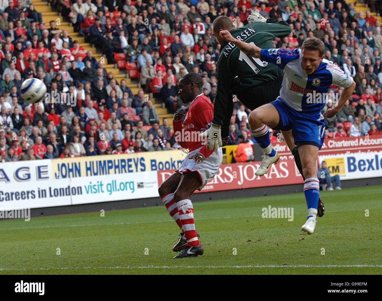 Blackburn Rovers Stürmer Craig Bellamy fordert Charlton Athletic Torwart Stephan heraus Andersen und forces ein eigenes Tor von Chris Powell (l) Stockfoto