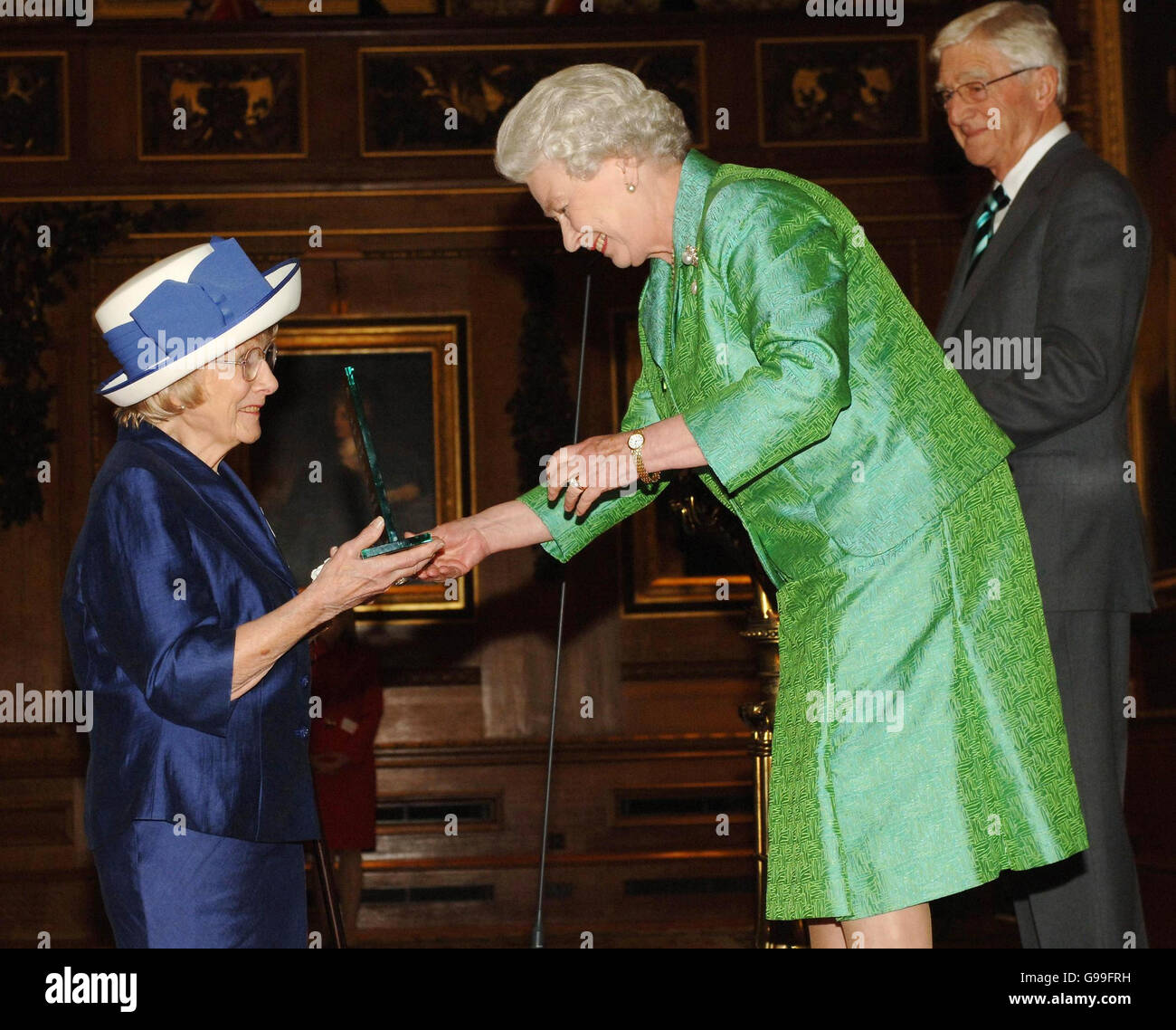 Queen Elizabeth II spricht mit Help, der Aged Living Legend Preisträgerin, Margaret Fray, 82, aus Lytham St Anne's, im Windsor Castle. Stockfoto