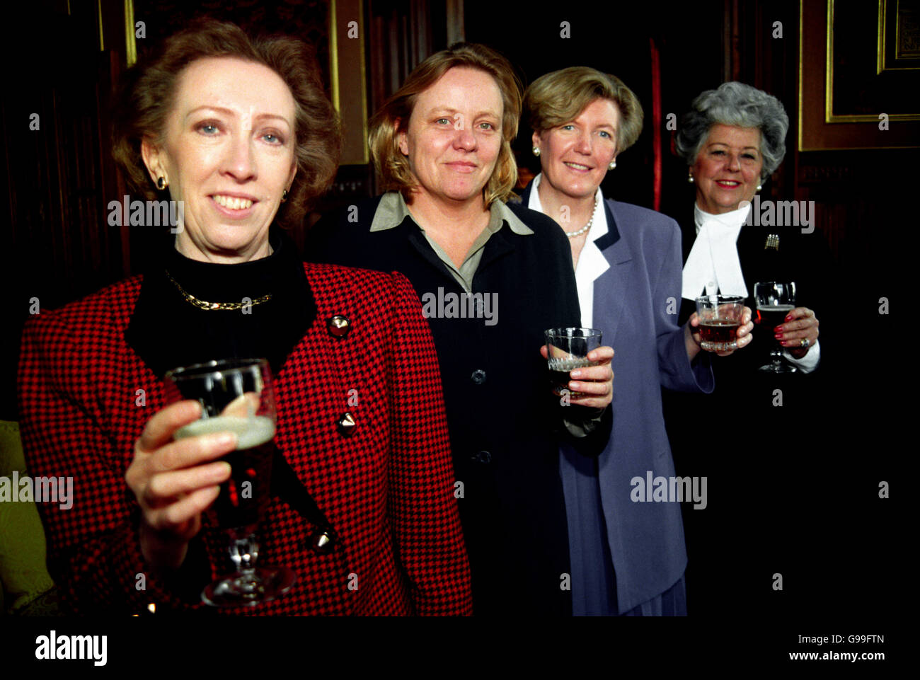 Labour-Abgeordnete (L-R): Margaret Beckett, Mo Mowlam und Ann Taylor probieren das neue Bier mit House of Commons-Sprecherin Betty Boothroyd (rechts). Stockfoto