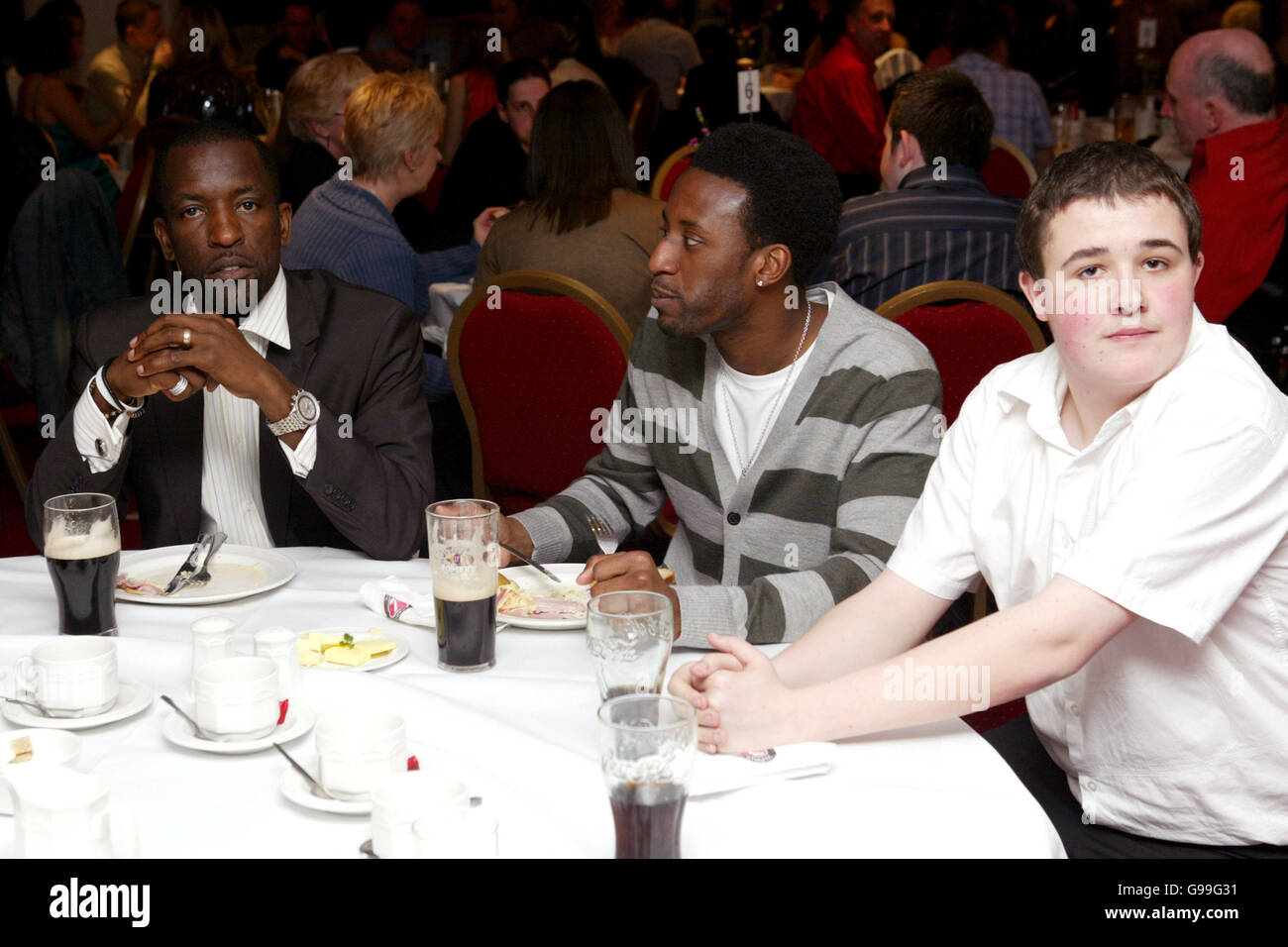 Fußball - Charlton Athletic Supporters Club Awards - North Stand Lounge im Valley. Charlton Athletic's Chris Powell (l) und Jason Euell (c) genießen das Essen Stockfoto
