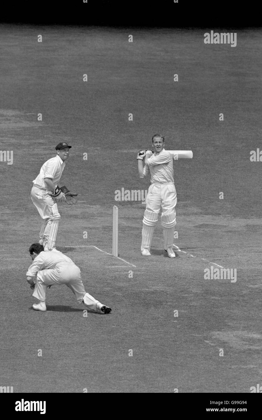 Cricket - The Ashes - zweiter Test - England gegen Australien - Lord's - Fünfter Tag. Englands Willie Watson (r) hämmert den Ball bis zur Grenze, beobachtet von Australiens Wicketkeeper GRA Langley (l) Stockfoto