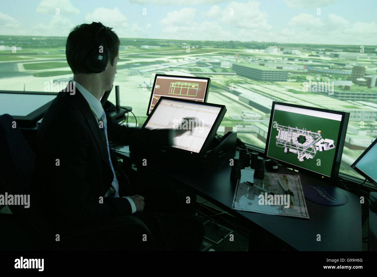 Dale Reeson, ein Fluglotse, sitzt im neuen 360 Grad Heathrow Control Tower Simulator im Air Traffic Control Tower am Flughafen Heathrow. Stockfoto
