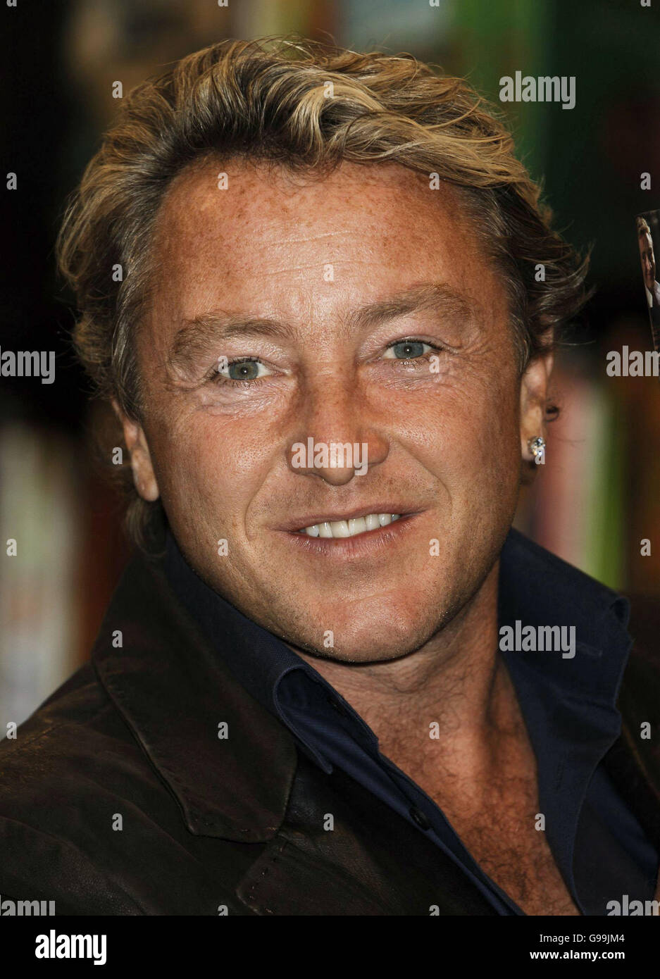 Riverdance-Star Michael Flatley während einer Instore-Unterzeichnung seiner Autobiographie 'Lord of the Dance', am Dienstag, den 4. April 2006, in Harrods in Knightsbridge, West London. DRÜCKEN SIE VERBANDSFOTO. Der Bildnachweis sollte lauten: Yui Mok/PA Stockfoto