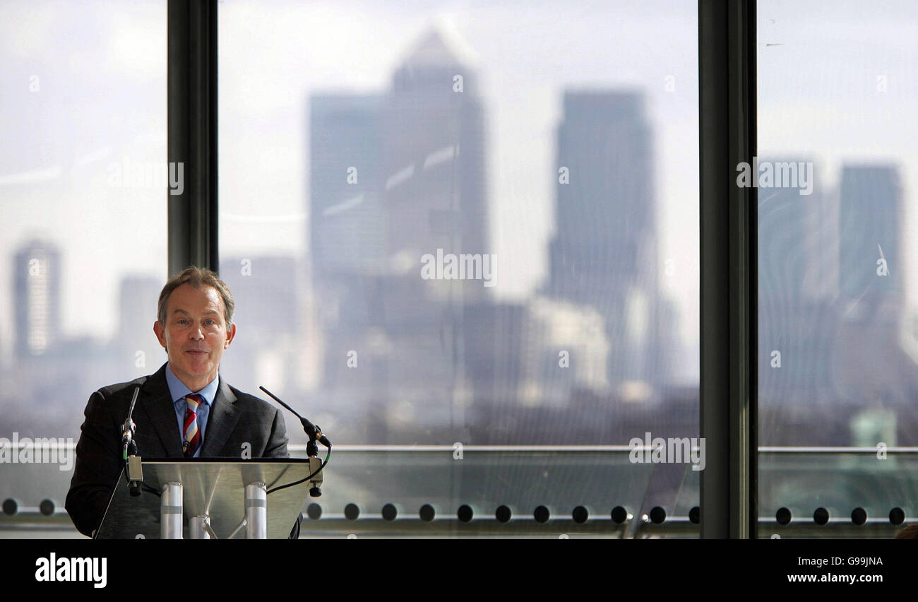 Der britische Premierminister Tony Blair startet die Londoner Strategie für die Olympischen Spiele 2012 am Dienstag, den 4. April 2006 im Londoner City Hall. Tony Blair schwor heute, dass die Olympischen Spiele 2012 in London kein zweiwöchiger Jamboree sein werden, gefolgt von einem massiven finanziellen Kater. Er sprach von seiner Entschlossenheit, Zyniker als falsch zu erweisen, wenn sie glauben, dass Großbritannien für "sechs Jahre des Gezänks, ein Jahr blinder Panik, zwei Wochen Ruhm und eine endlose Zeit der Buße zur freien Verfügung" bereit ist. Bei der Einführung eines Aktionsplans für 2012 im Londoner Rathaus sagte er: "Wir können überall so etwas wie dasselbe Vertrauen zeigen Stockfoto