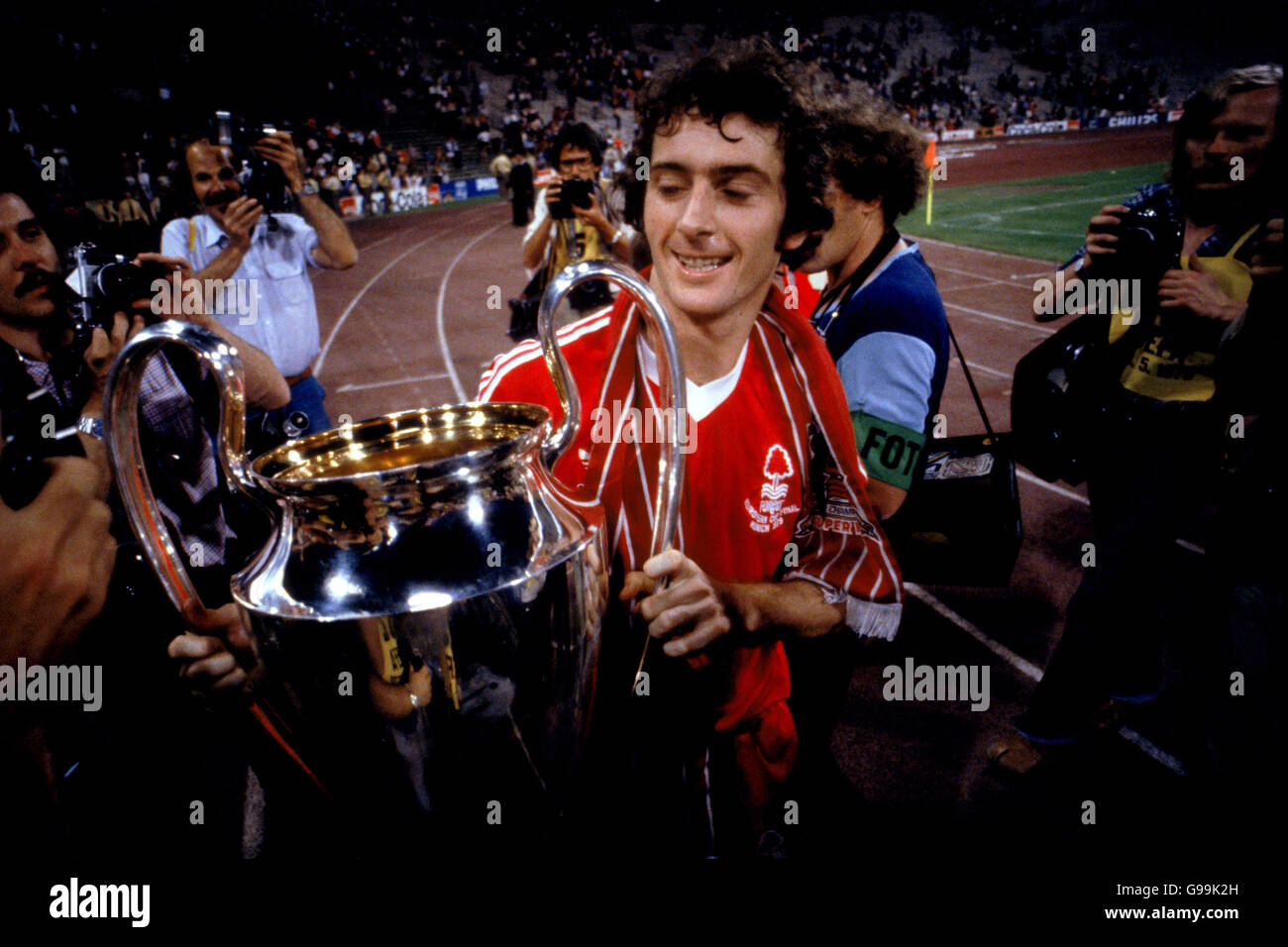 Fußball - EM-Finale - Nottingham Forest / Malmö - Olympiastadion, München. Trevor Francis von Nottingham Forest, Torschütze des Siegtreffer, wirft einen genaueren Blick auf die Europameisterschaft Stockfoto