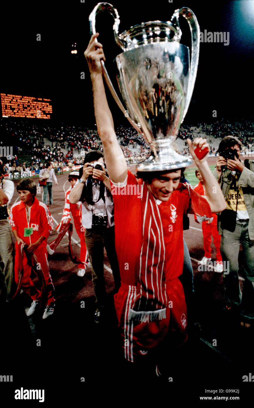 Fußball - EM-Finale - Nottingham Forest / Malmö - Olympiastadion, München. Trevor Francis von Nottingham Forest, Torschütze des Siegtreffer, feiert mit dem European Cup Stockfoto